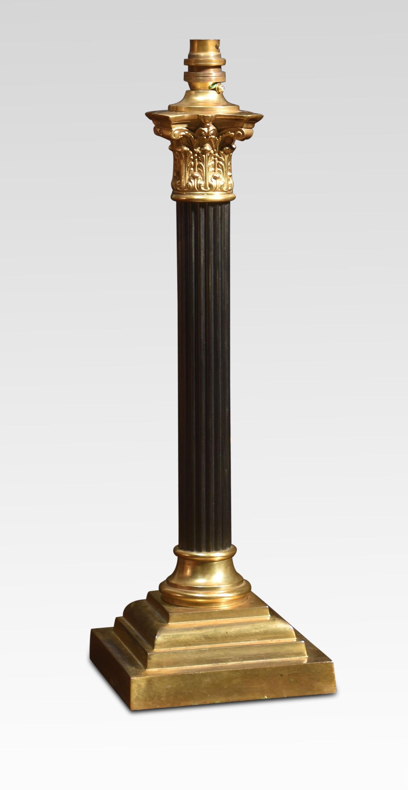 Tischlampe aus Messing mit korinthischer Säule auf einem abgestuften quadratischen Sockel. Die Lampe wurde neu verkabelt und getestet.
Abmessungen
Höhe 20,5 Zoll
Breite 6,5 Zoll
Tiefe 6,5 Zoll