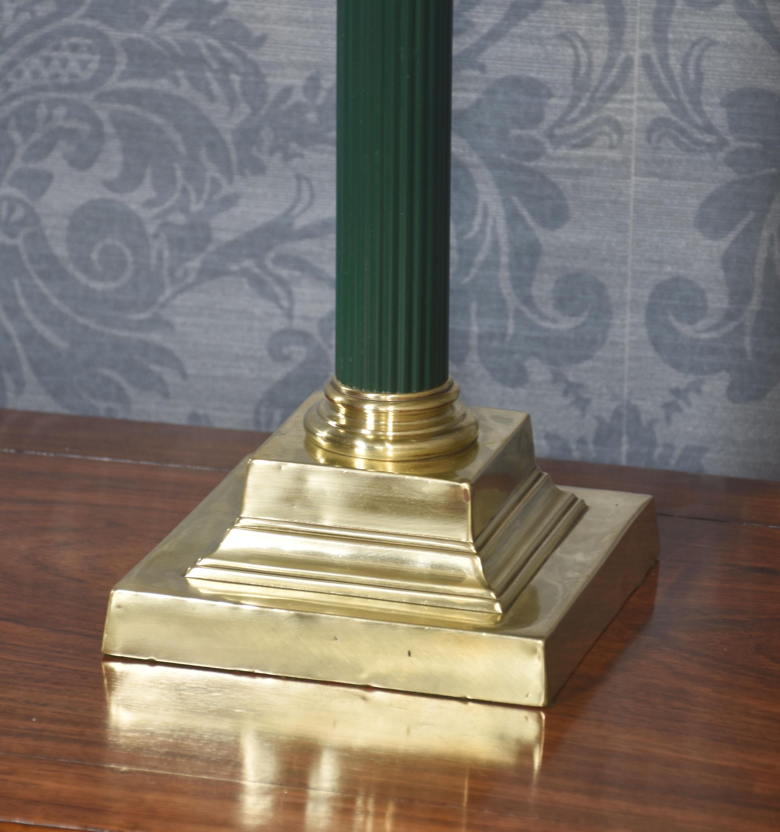 Lámpara de sobremesa de columna corintia de latón Británico en venta