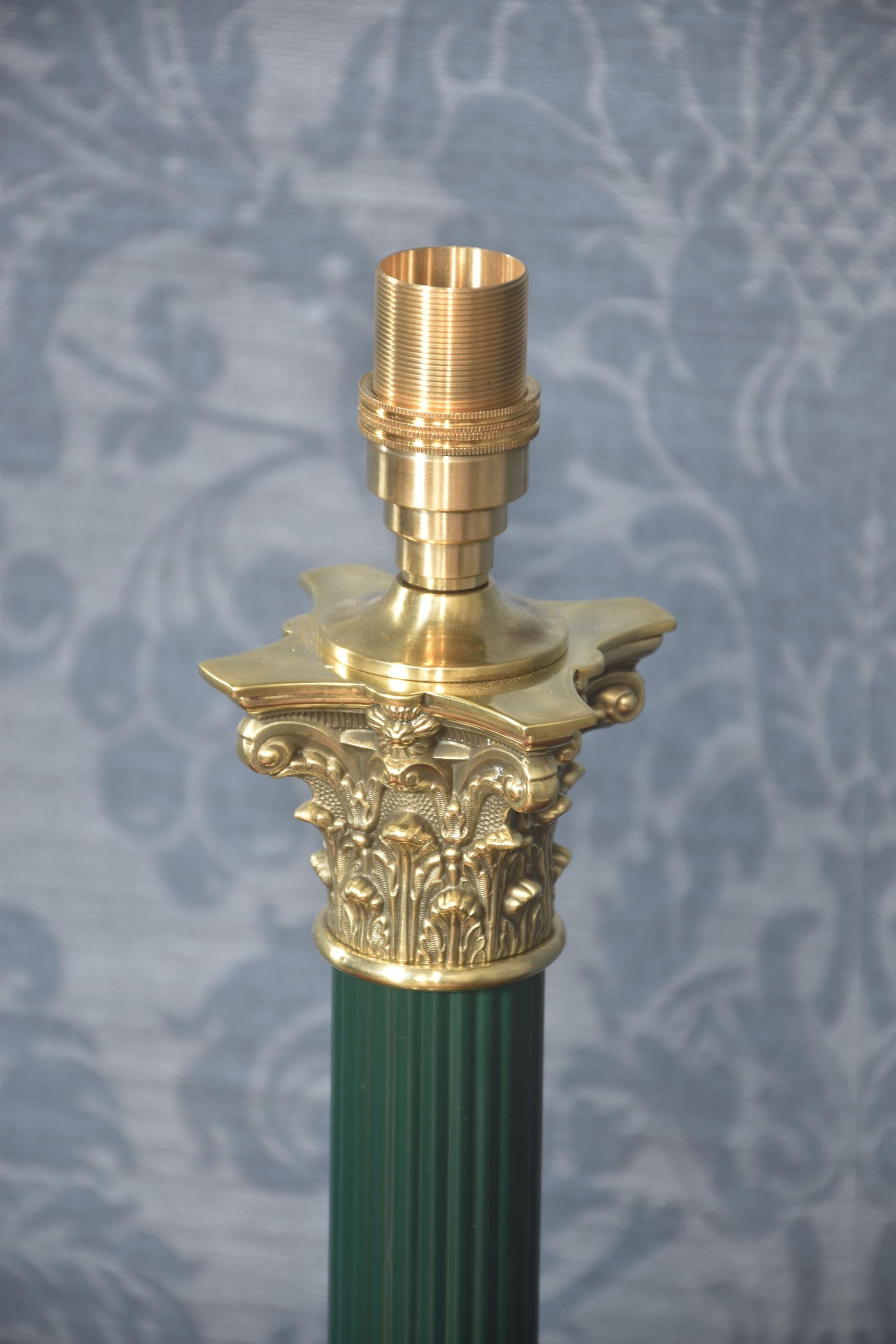 Lámpara de sobremesa de columna corintia de latón siglo XX en venta