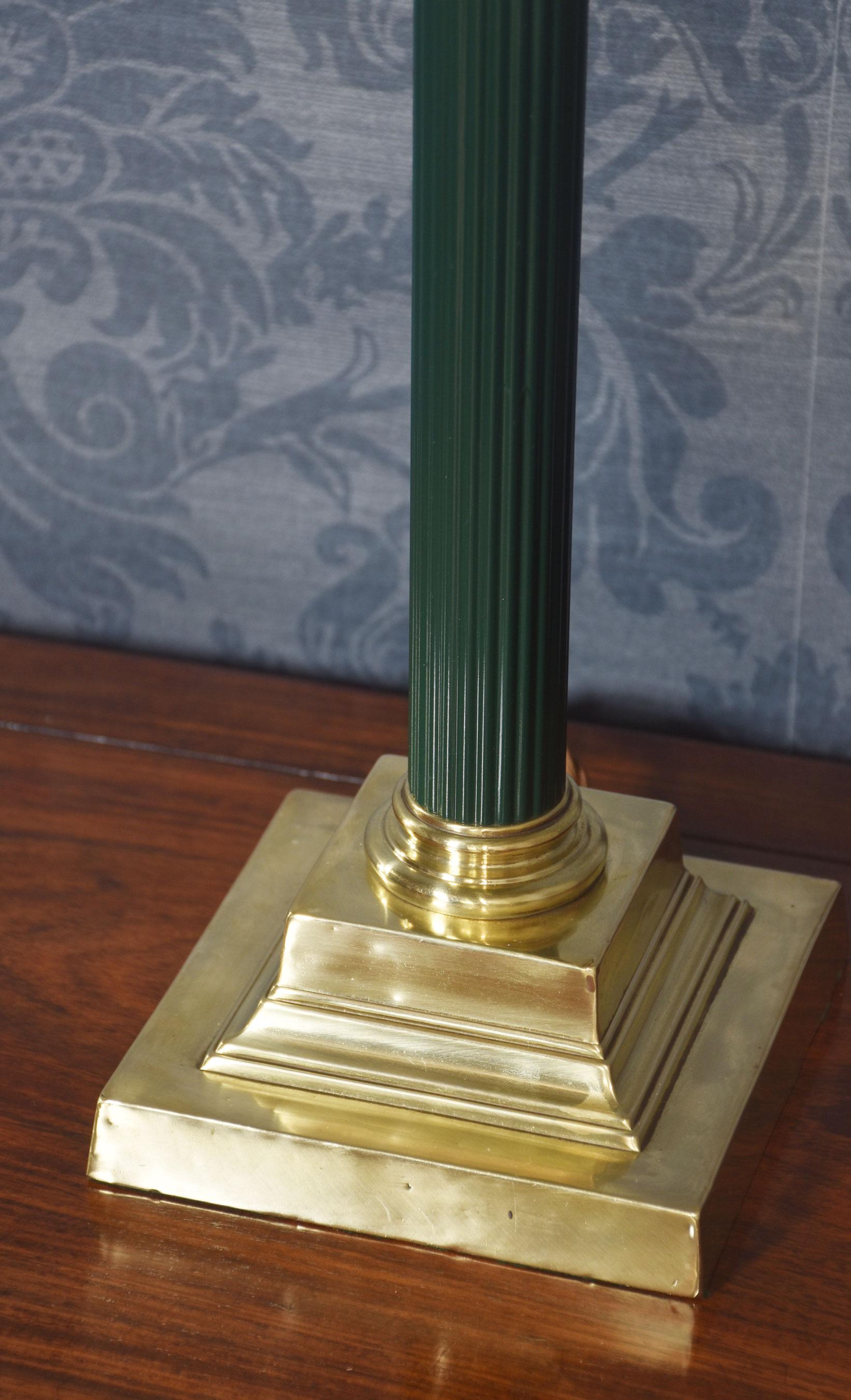 Lámpara de sobremesa de columna corintia de latón Latón en venta