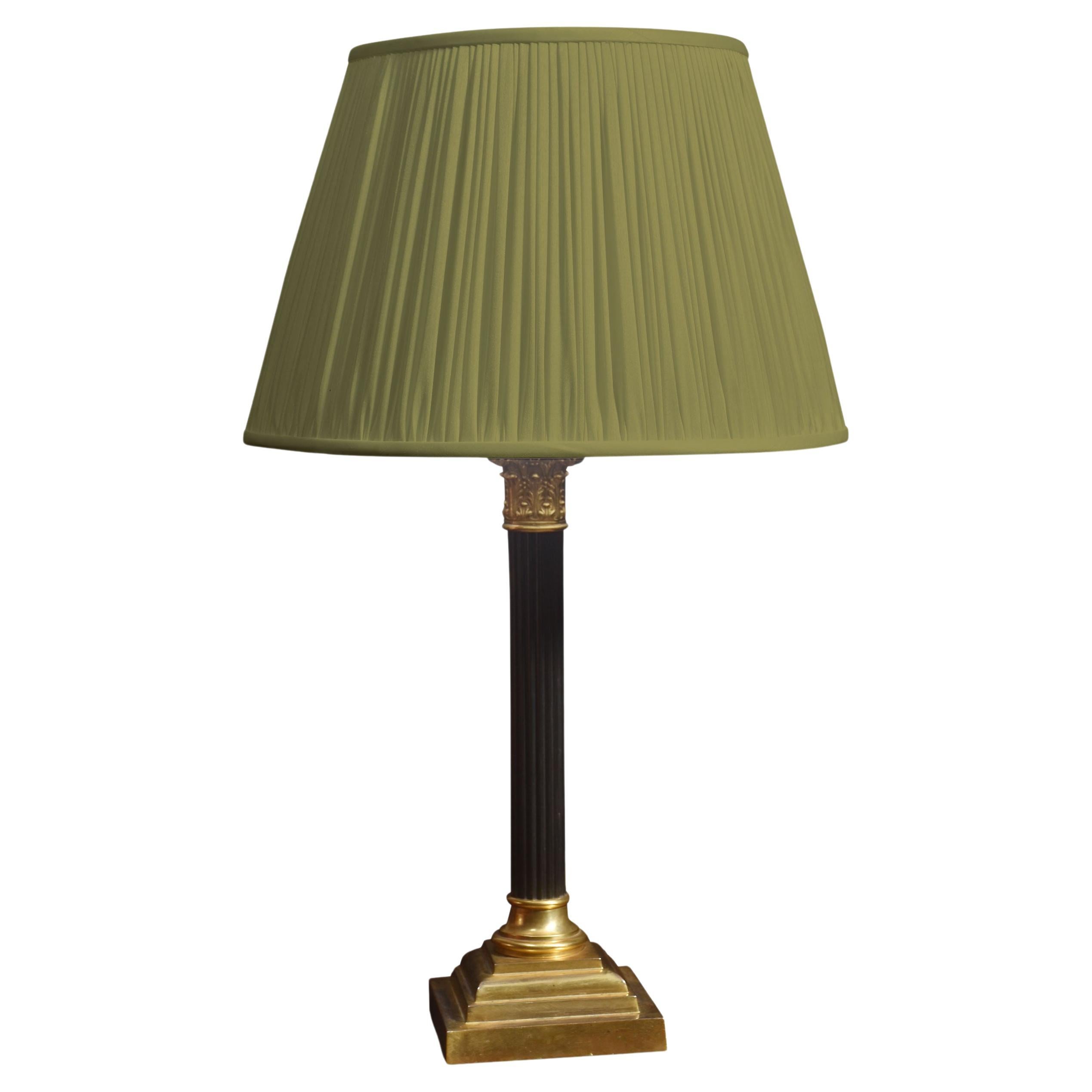 Lampe de table à colonne corinthienne en laiton