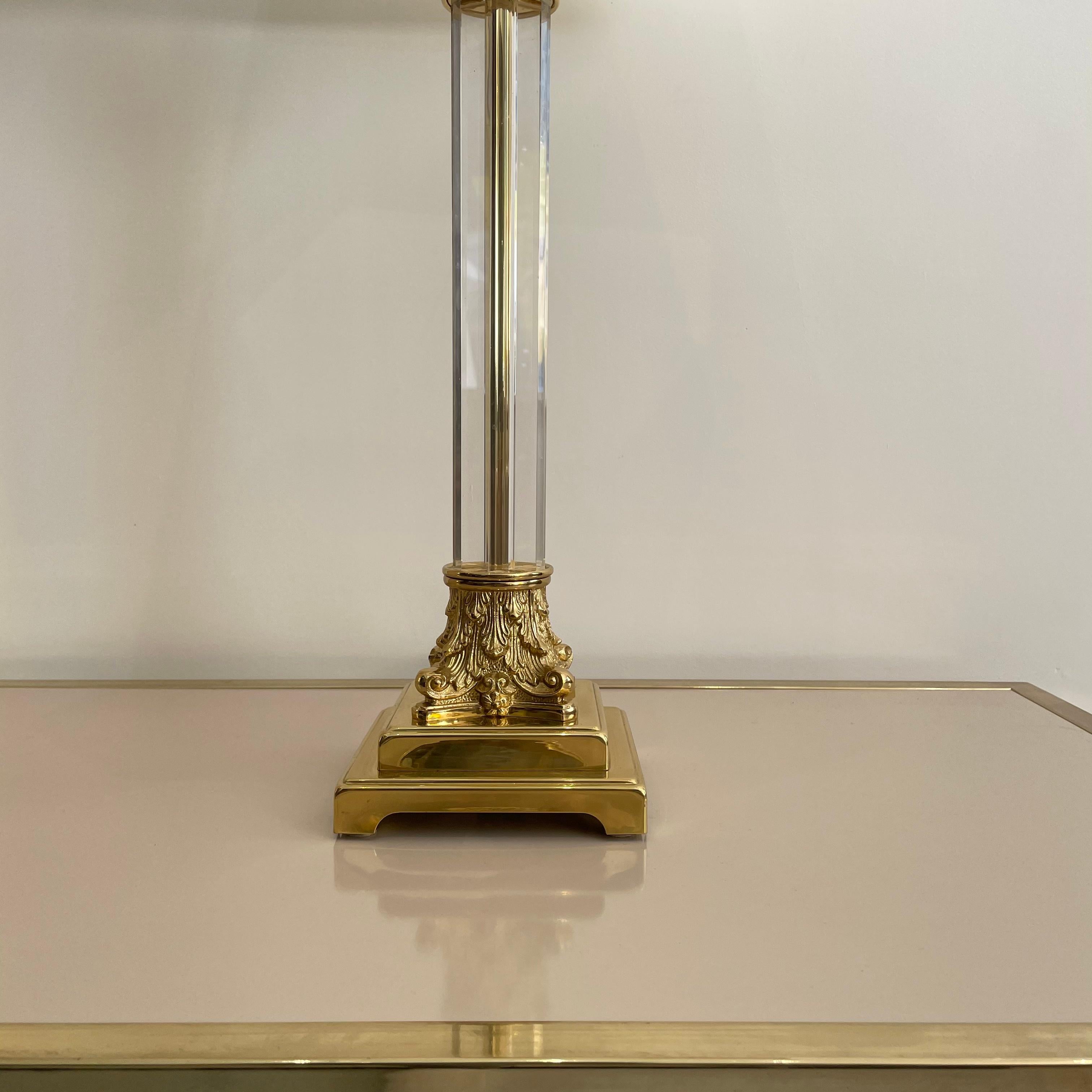 Brass Corinthian Lucite Column Table Lamp 1970s Hollywood Regency Postmodern In Good Condition For Sale In London, GB