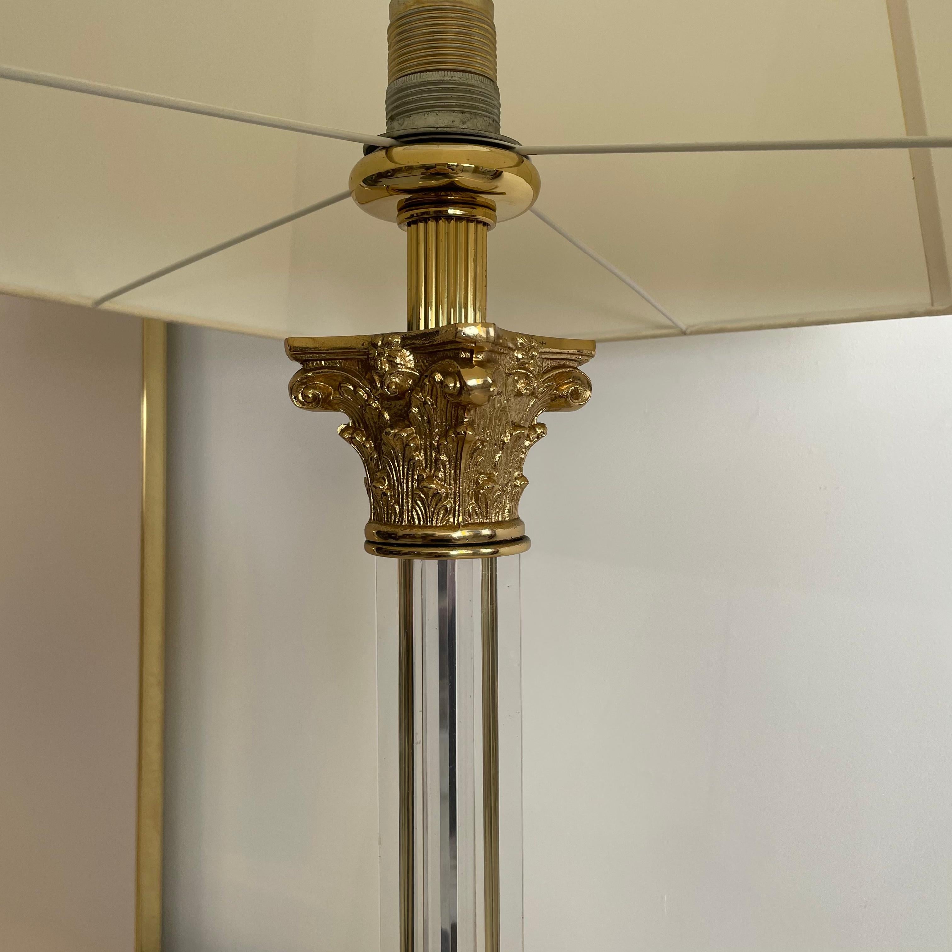 Brass Corinthian Lucite Column Table Lamp 1970s Hollywood Regency Postmodern For Sale 2