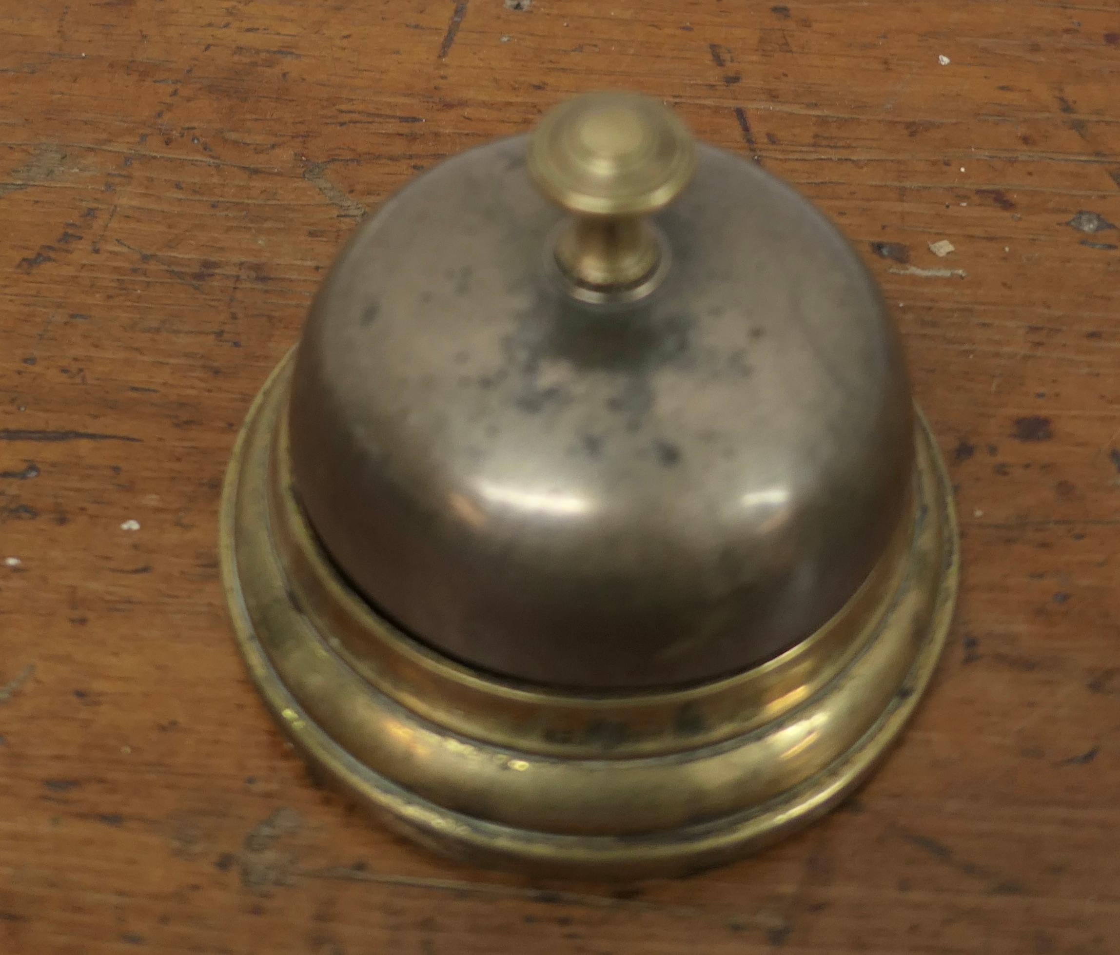 Victorien  Cloche de courtoisie de comptoir en laiton, cloche de réception  Made Solid Brass  en vente
