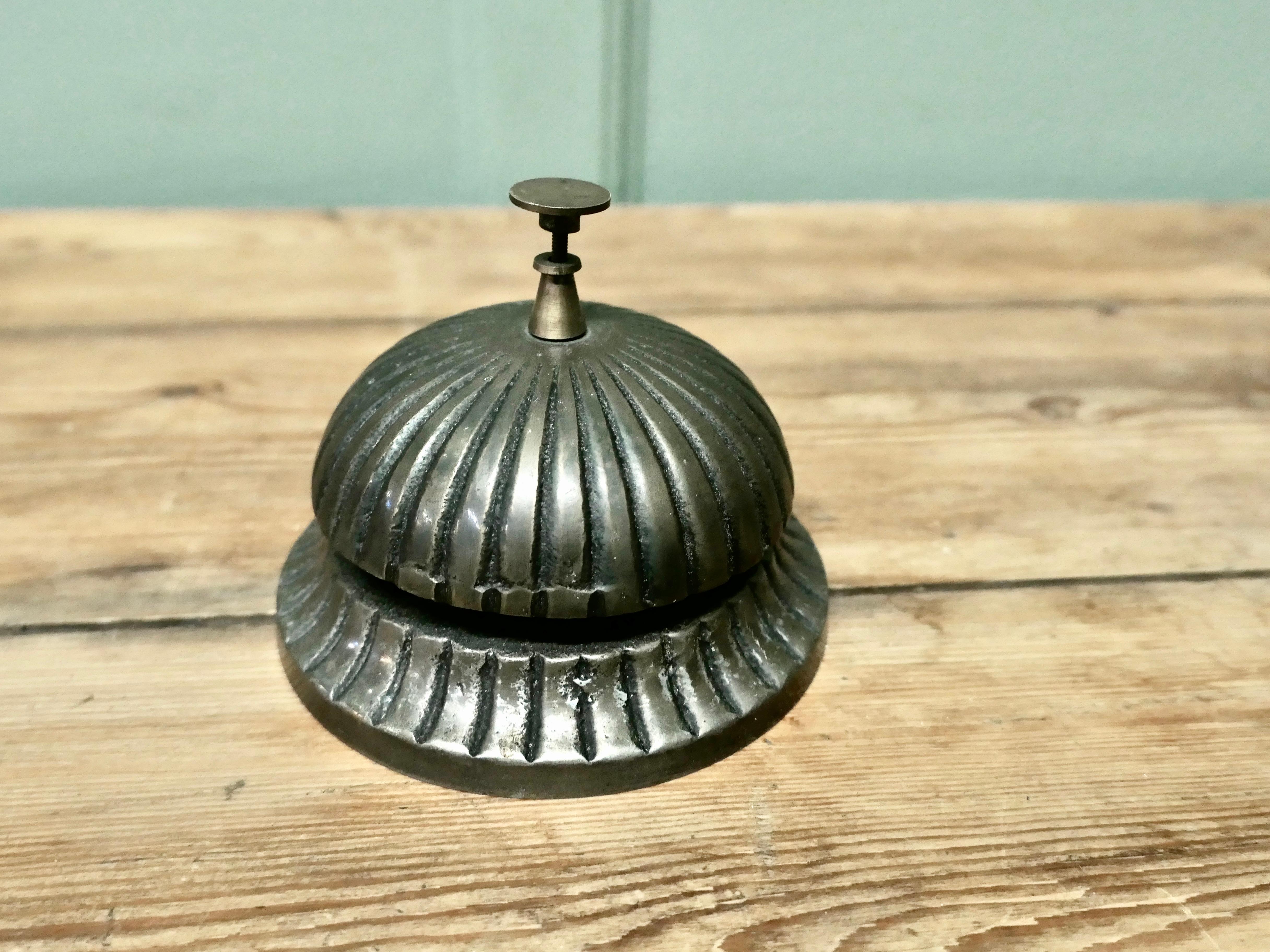 Victorien Cloche de courtoisie de comptoir en laiton, cloche de réception Fabriquée en laiton massif en vente