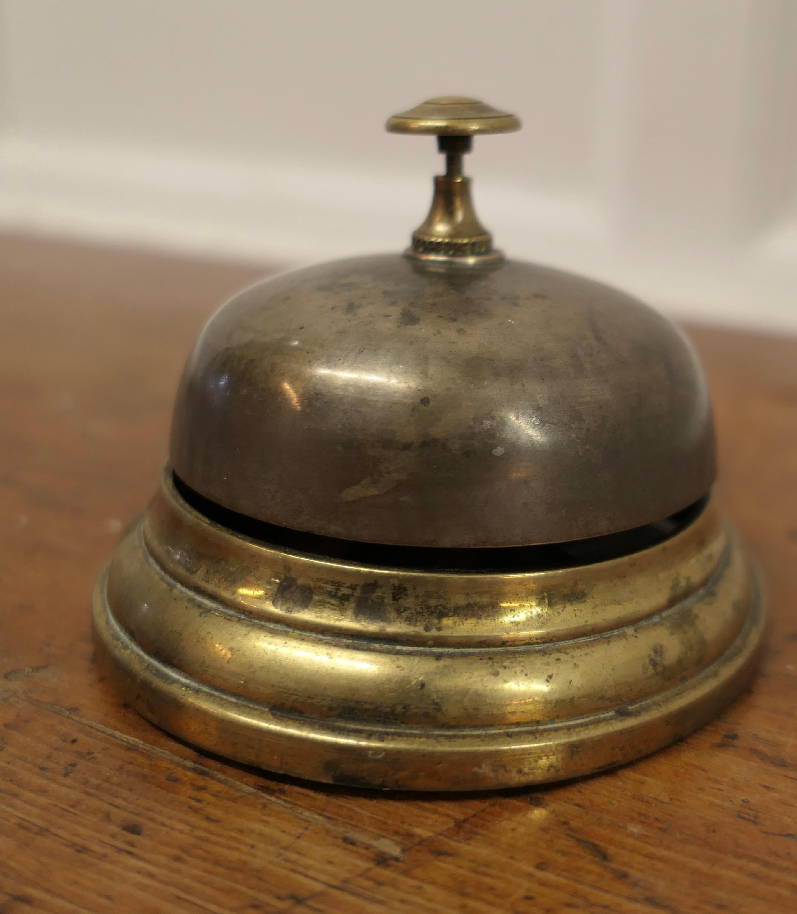  Cloche de courtoisie de comptoir en laiton, cloche de réception  Made Solid Brass  Bon état - En vente à Chillerton, Isle of Wight