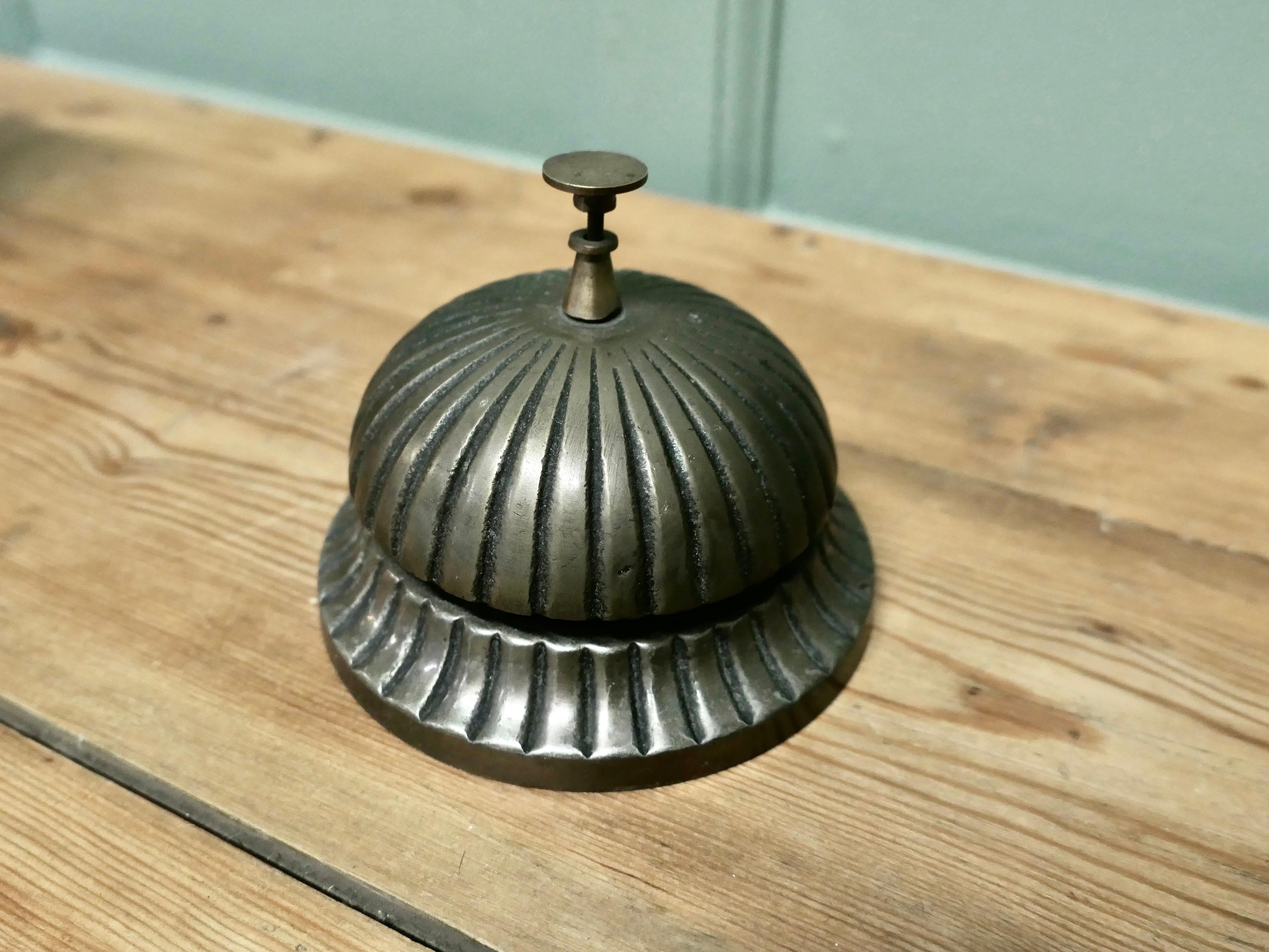 Cloche de courtoisie de comptoir en laiton, cloche de réception Fabriquée en laiton massif Bon état - En vente à Godshill, Isle of Wight
