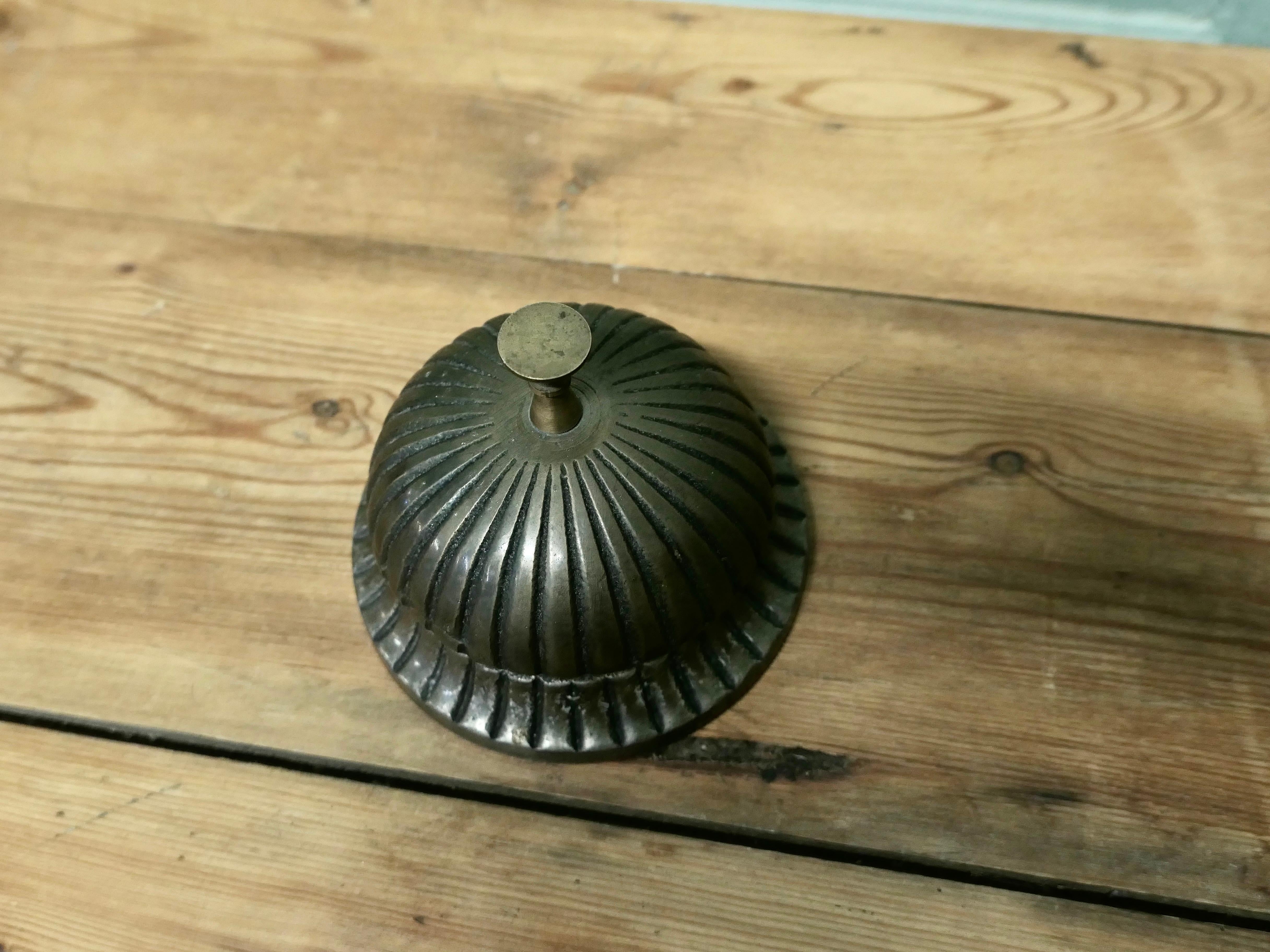 Fin du XIXe siècle Cloche de courtoisie de comptoir en laiton, cloche de réception Fabriquée en laiton massif en vente