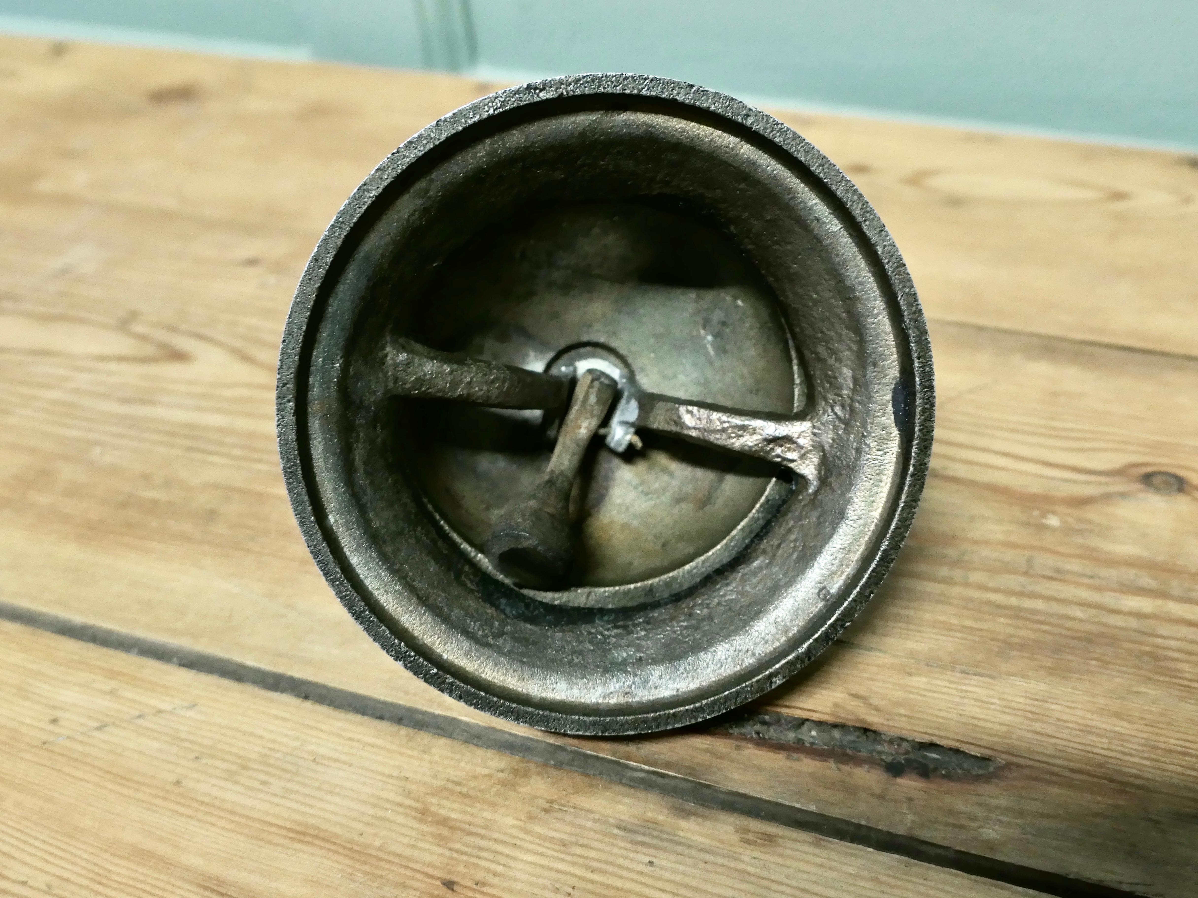 Laiton Cloche de courtoisie de comptoir en laiton, cloche de réception Fabriquée en laiton massif en vente