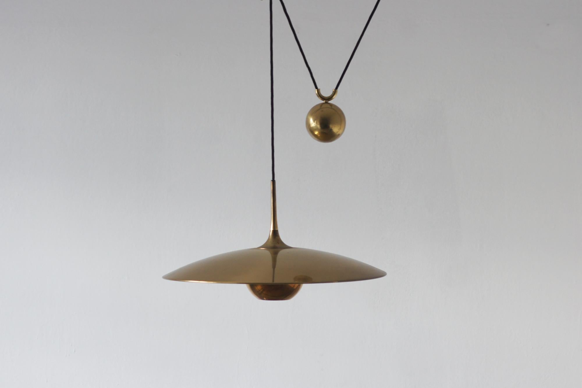 The Onos 55 lamp designed by Florian Schulz is a unique model that combines functionality with modern design aesthetics.
It is characterized by a minimalist yet elegant style, in which simple forms and solid materials play a major role.
Made of