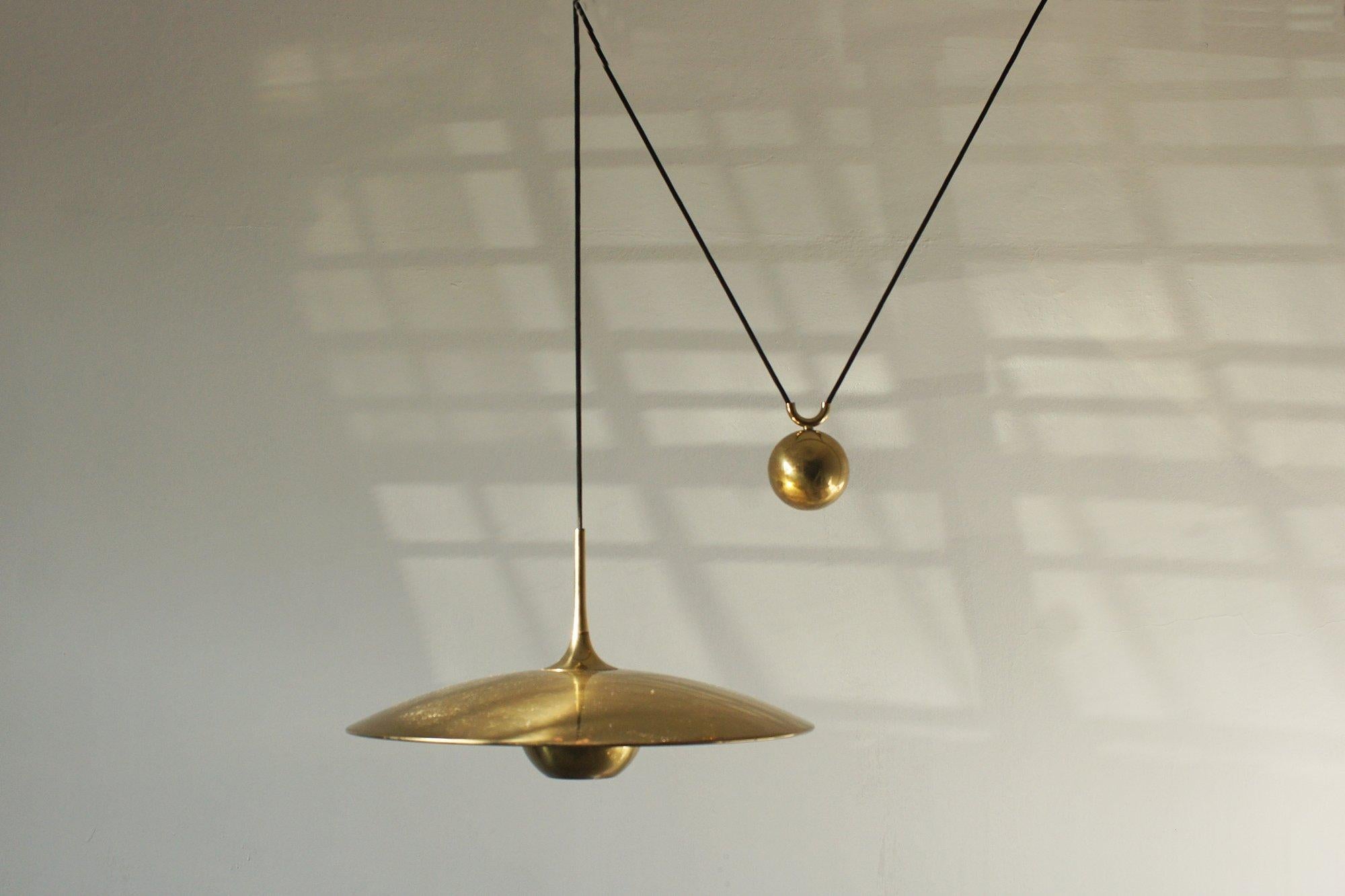 A classic made entirely of brass
A delightful counterbalanced pendant lamp designed by Florian Schulz.
This elegant vintage-style pendant lamp is made of high-quality brass with a minimalist aesthetic and is adjustable thanks to a solid