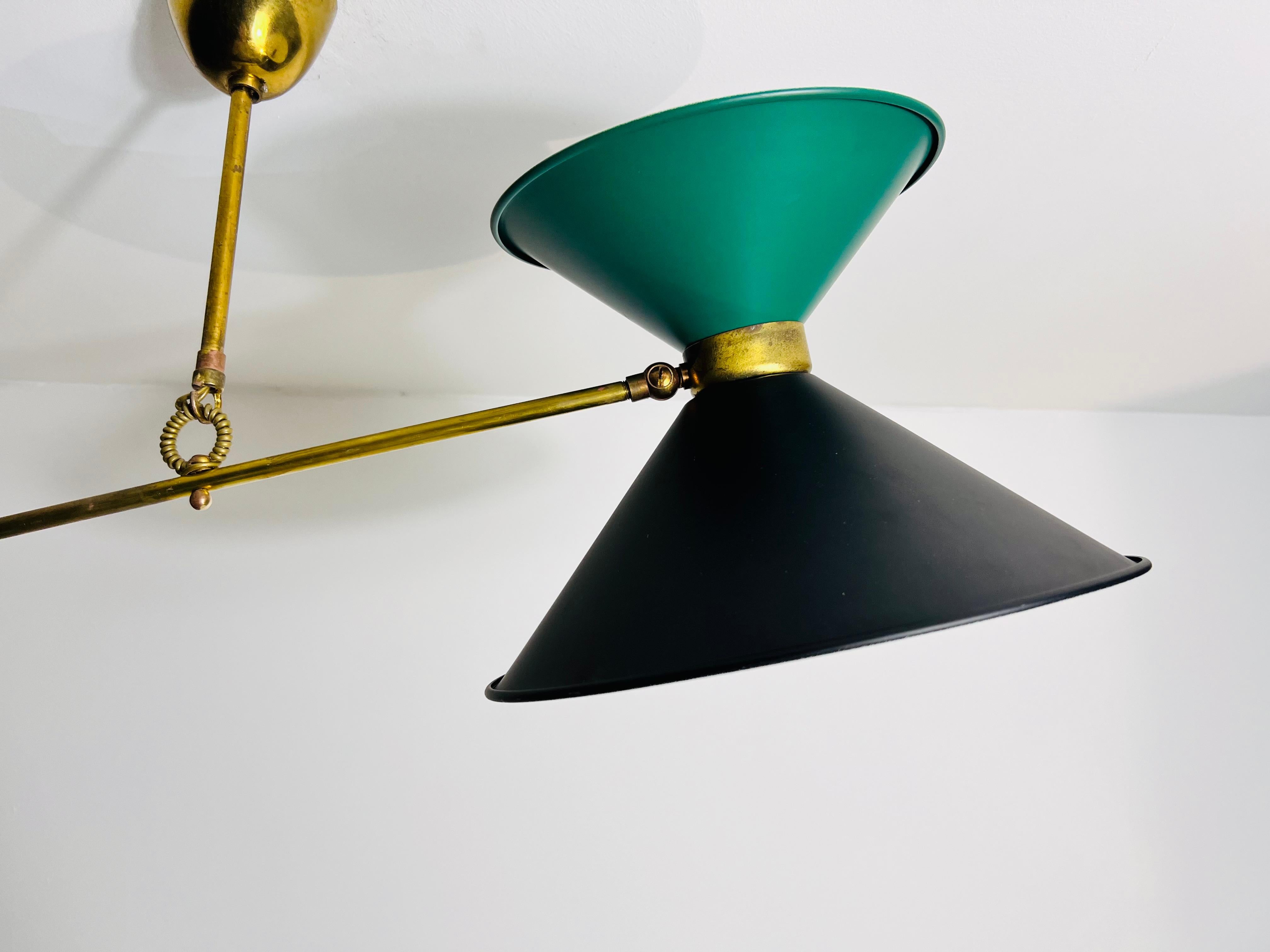 Lampada da soffitto a contrappeso in ottone attribuita a Pierre Guariche, anni '50 in vendita 3