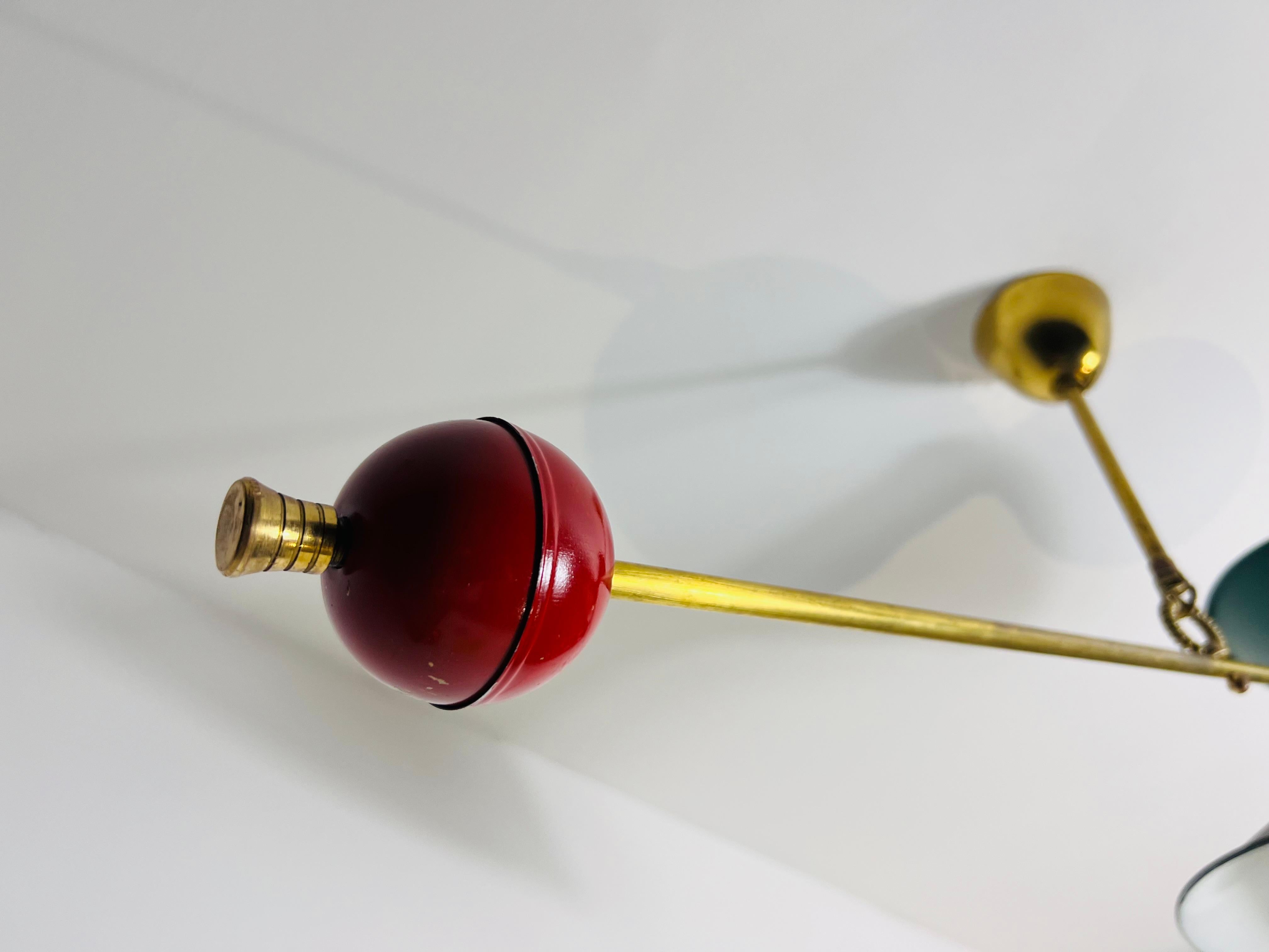 Lampada da soffitto a contrappeso in ottone attribuita a Pierre Guariche, anni '50 in vendita 5