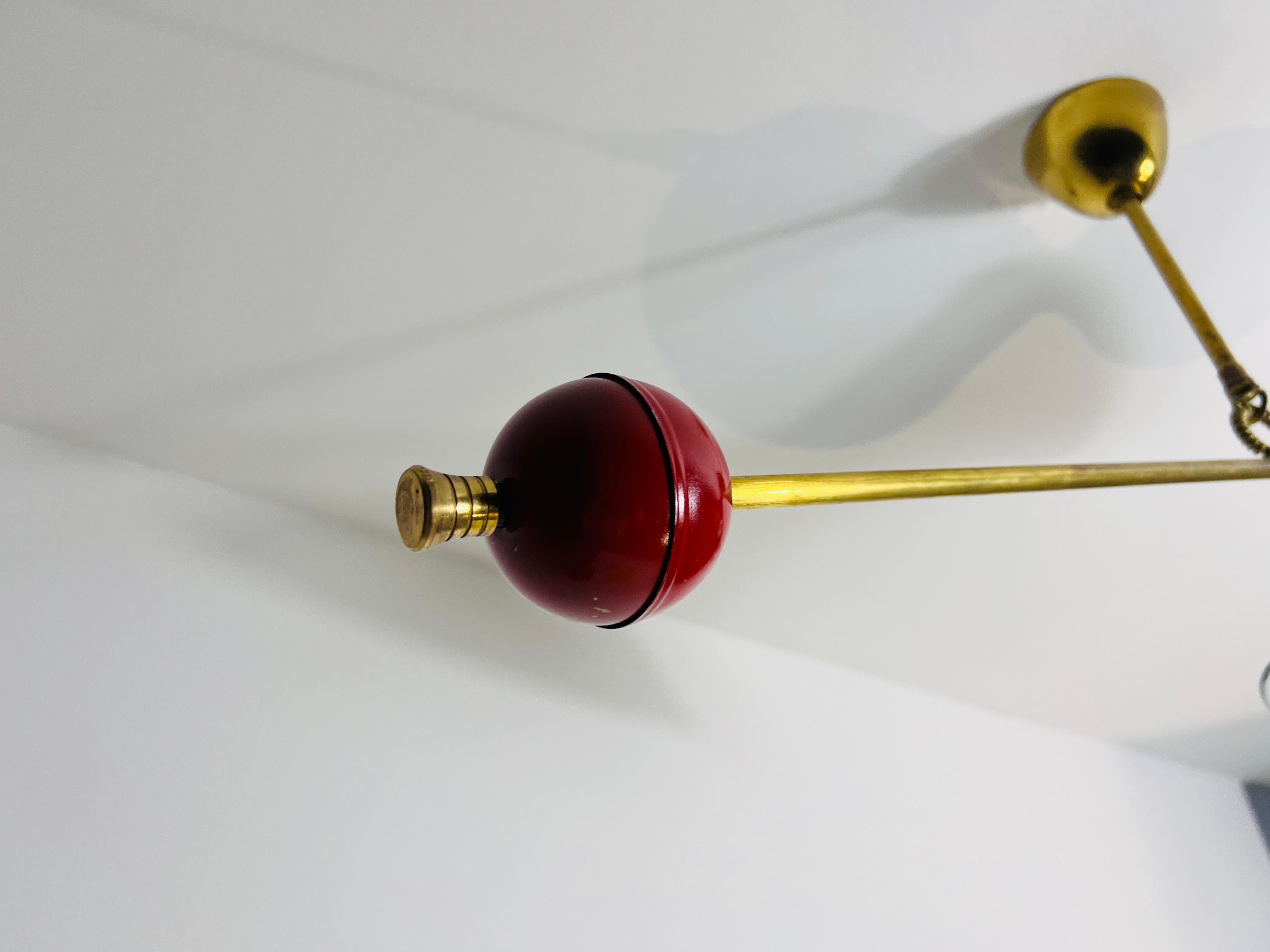 Lampada da soffitto a contrappeso in ottone attribuita a Pierre Guariche, anni '50 in vendita 6