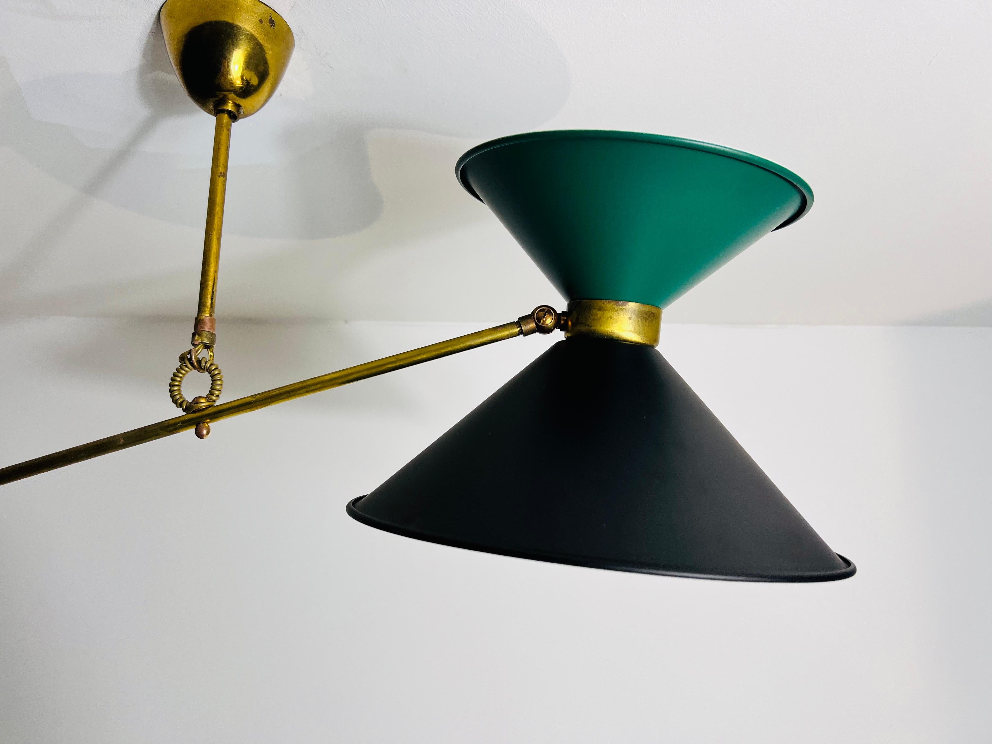 Lampada da soffitto a contrappeso in ottone attribuita a Pierre Guariche, anni '50 in vendita 7