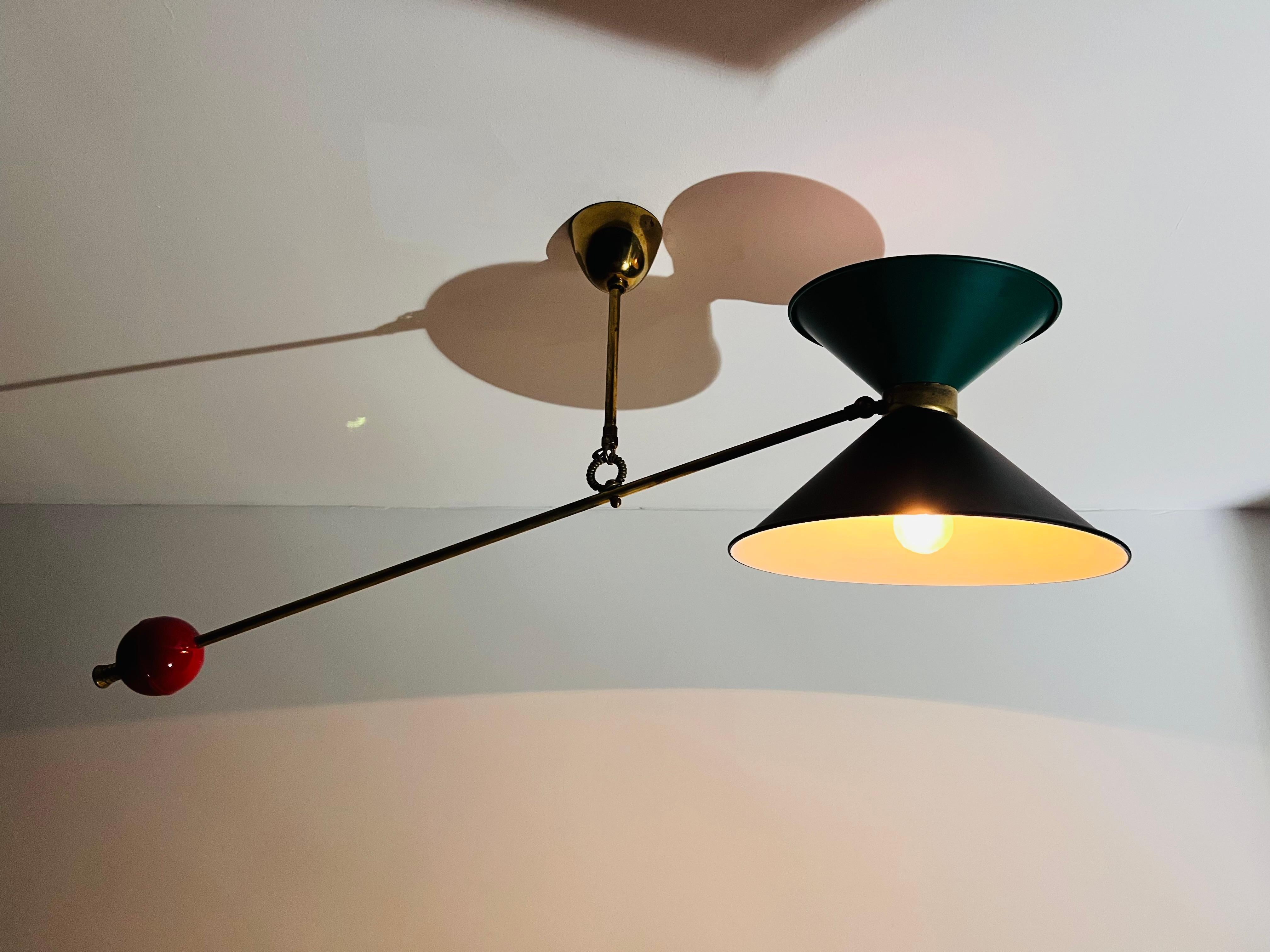 Lampada da soffitto a contrappeso in ottone attribuita a Pierre Guariche, anni '50 in vendita 8
