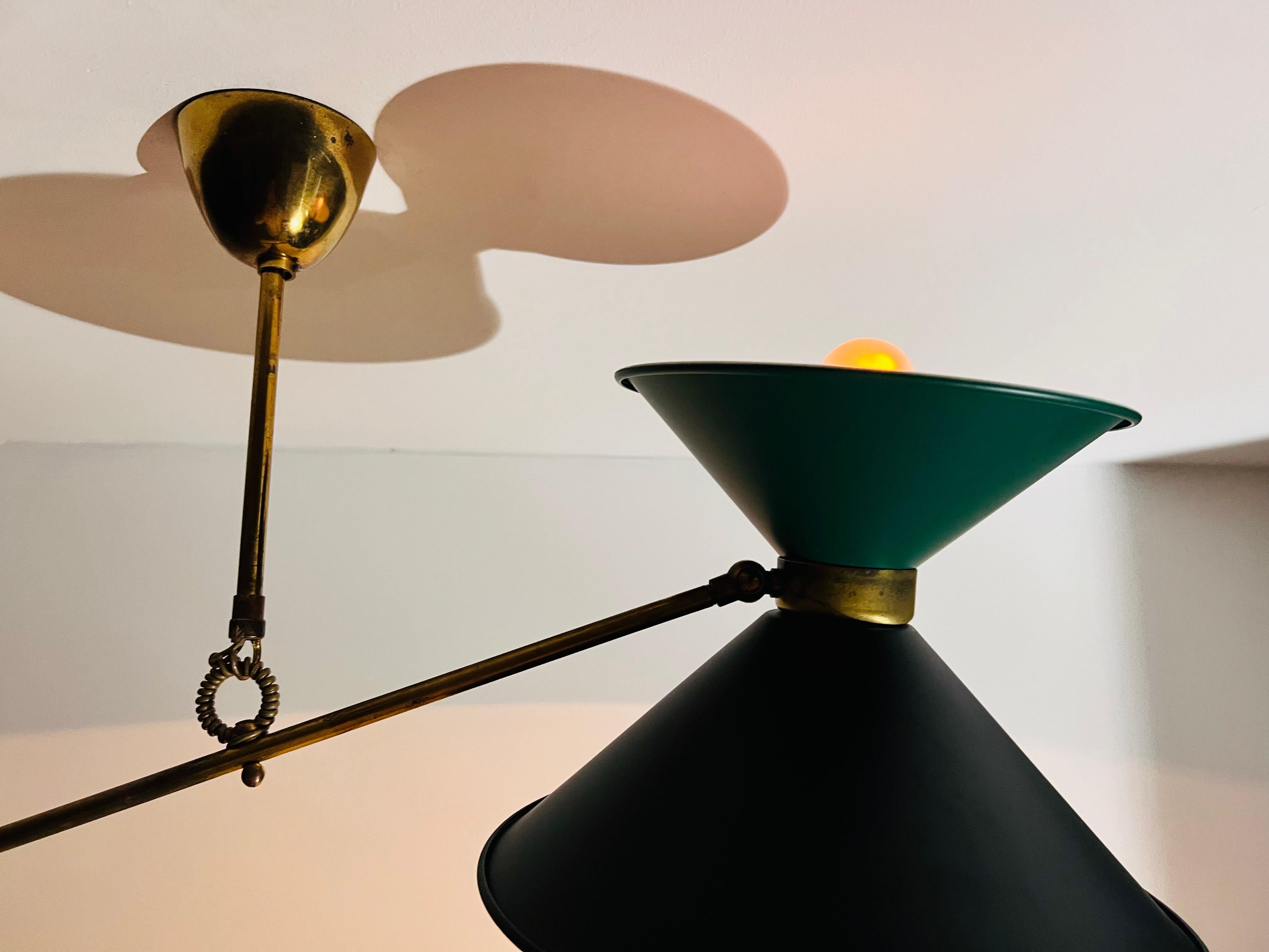 Lampada da soffitto a contrappeso in ottone attribuita a Pierre Guariche, anni '50 in vendita 9