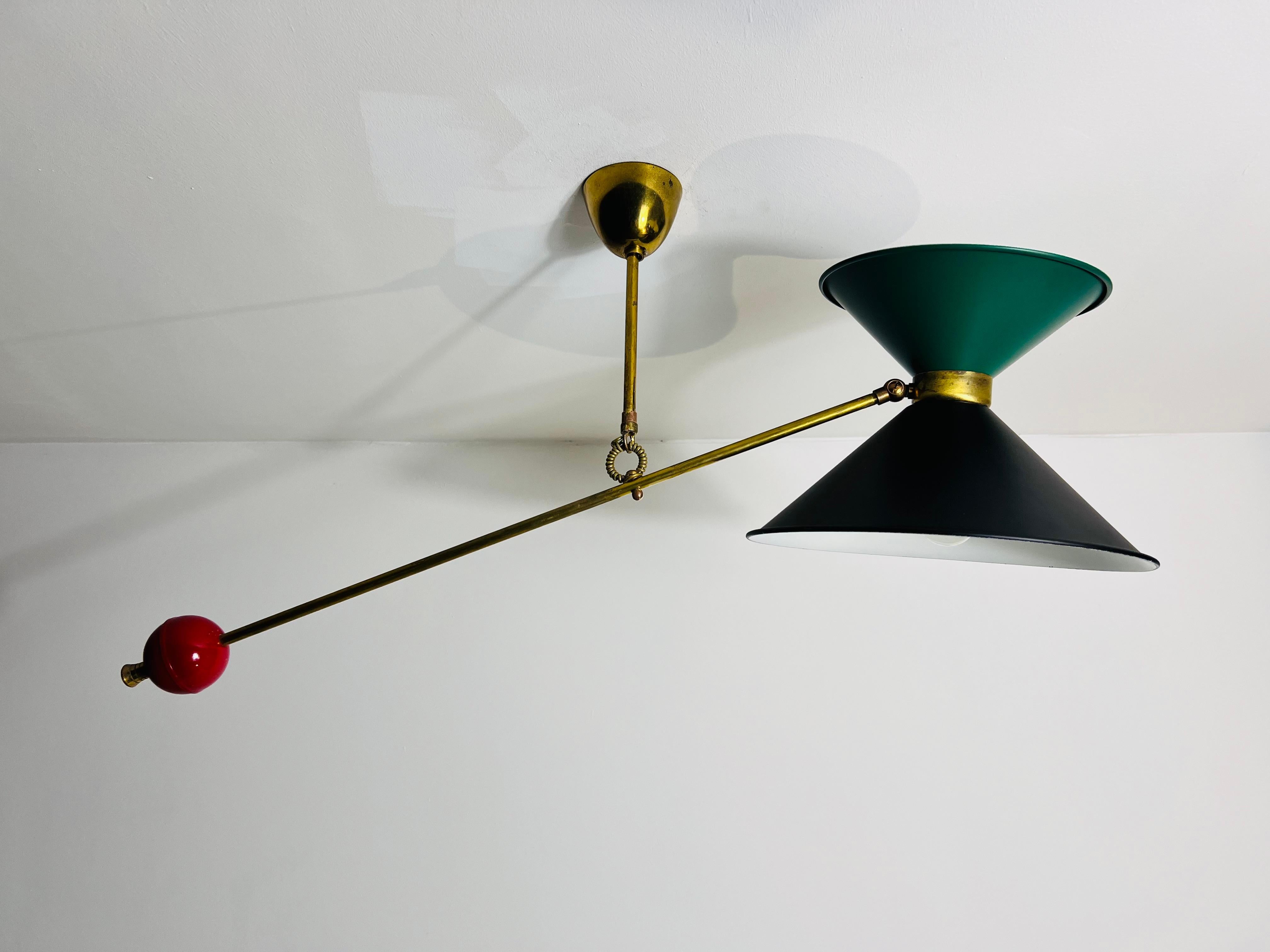 Mid-Century moderno Lampada da soffitto a contrappeso in ottone attribuita a Pierre Guariche, anni '50 in vendita