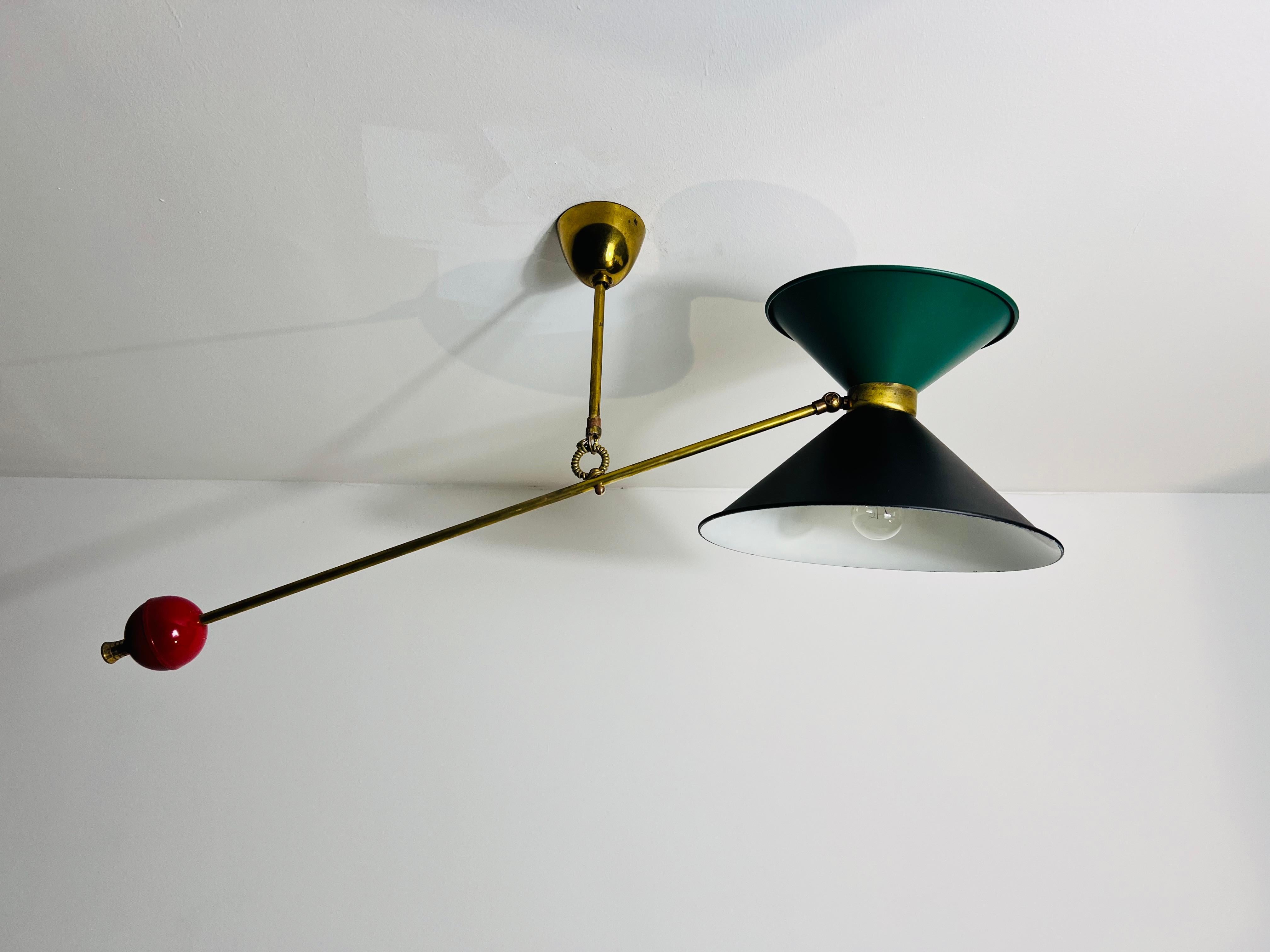 Francese Lampada da soffitto a contrappeso in ottone attribuita a Pierre Guariche, anni '50 in vendita