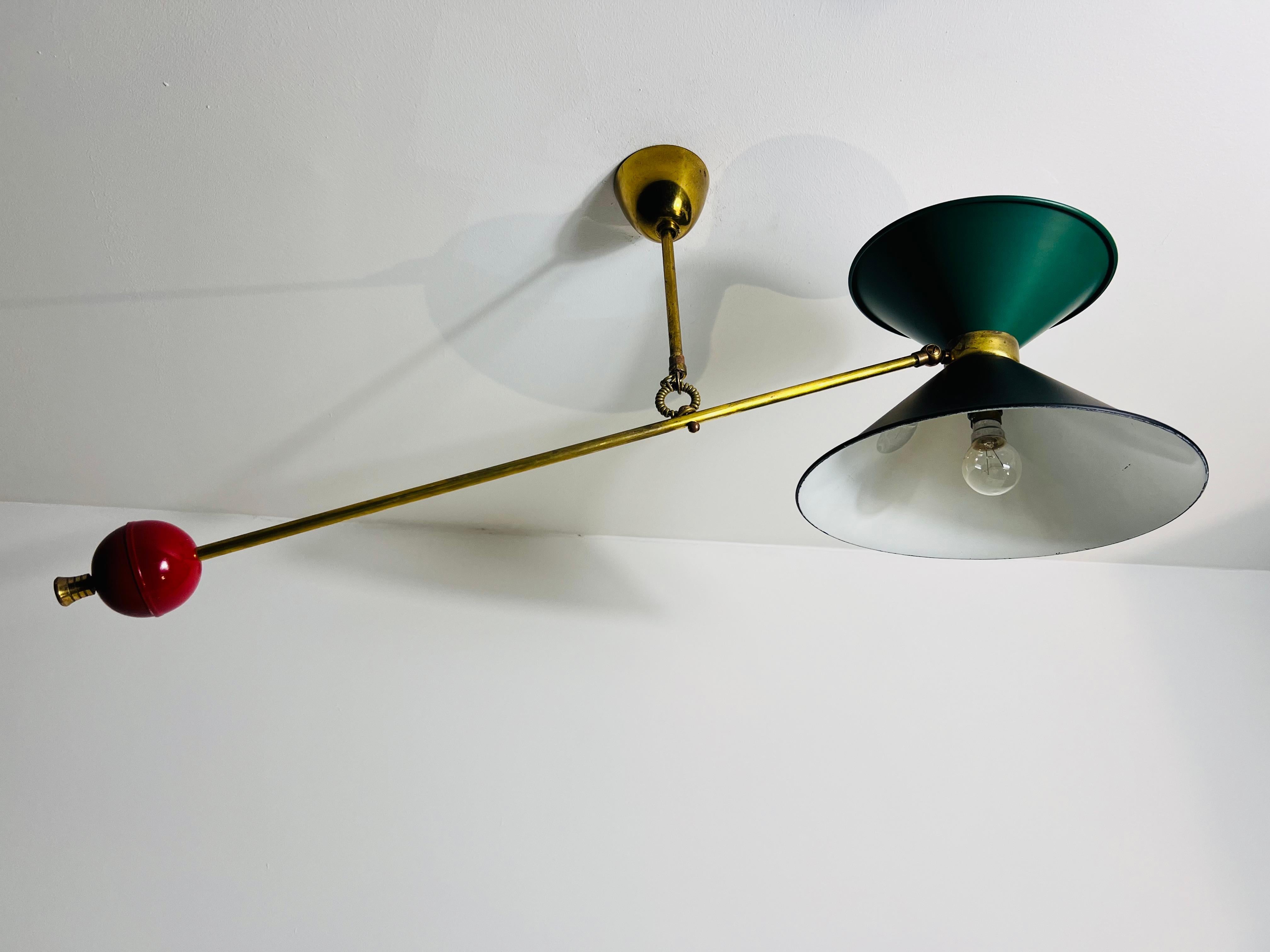 Metà XX secolo Lampada da soffitto a contrappeso in ottone attribuita a Pierre Guariche, anni '50 in vendita