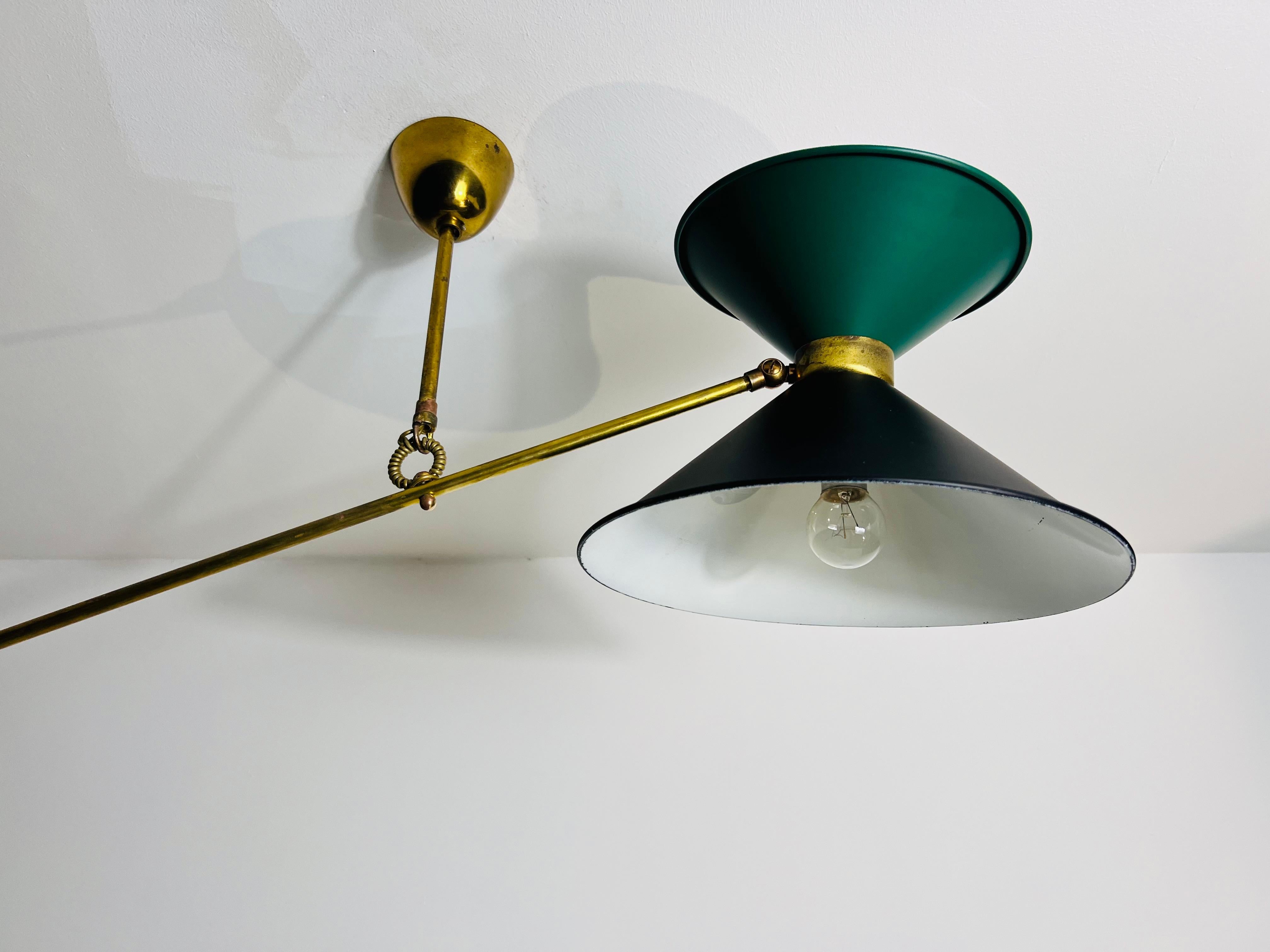 Ottone Lampada da soffitto a contrappeso in ottone attribuita a Pierre Guariche, anni '50 in vendita