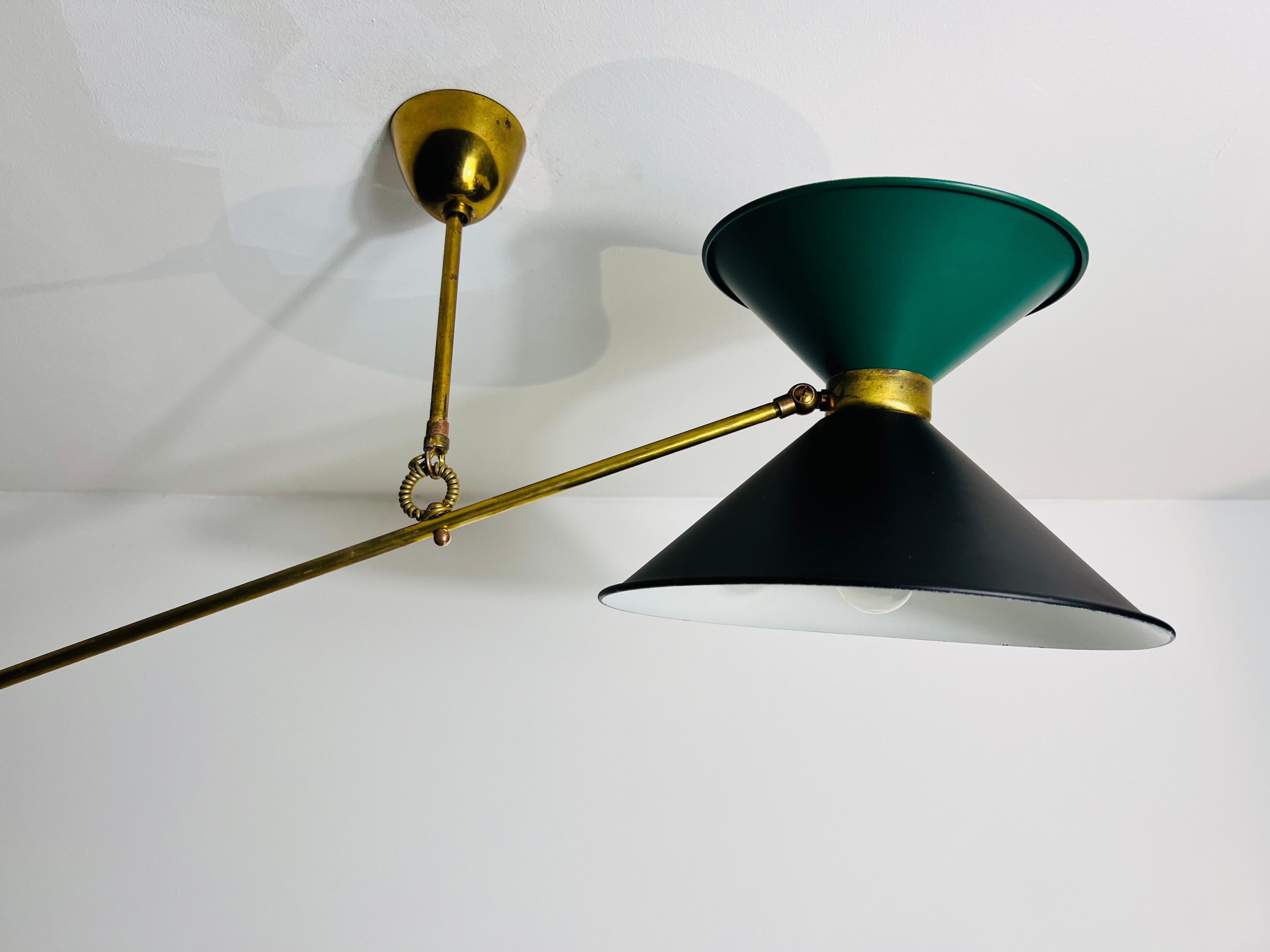 Lampada da soffitto a contrappeso in ottone attribuita a Pierre Guariche, anni '50 in vendita 1