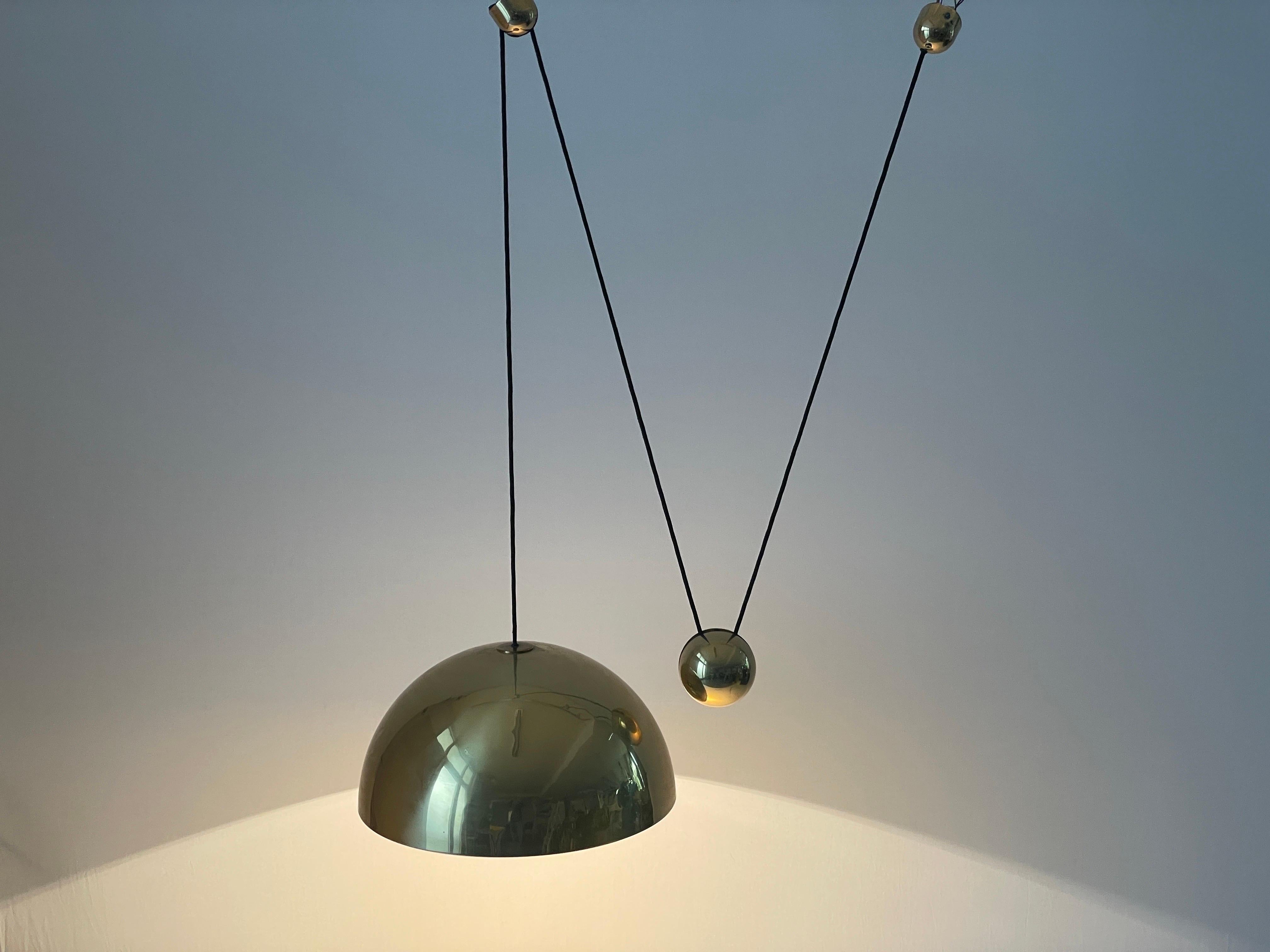 Lampada a sospensione a contrappeso in ottone di Florian Schulz, anni '70, Germania in vendita 3