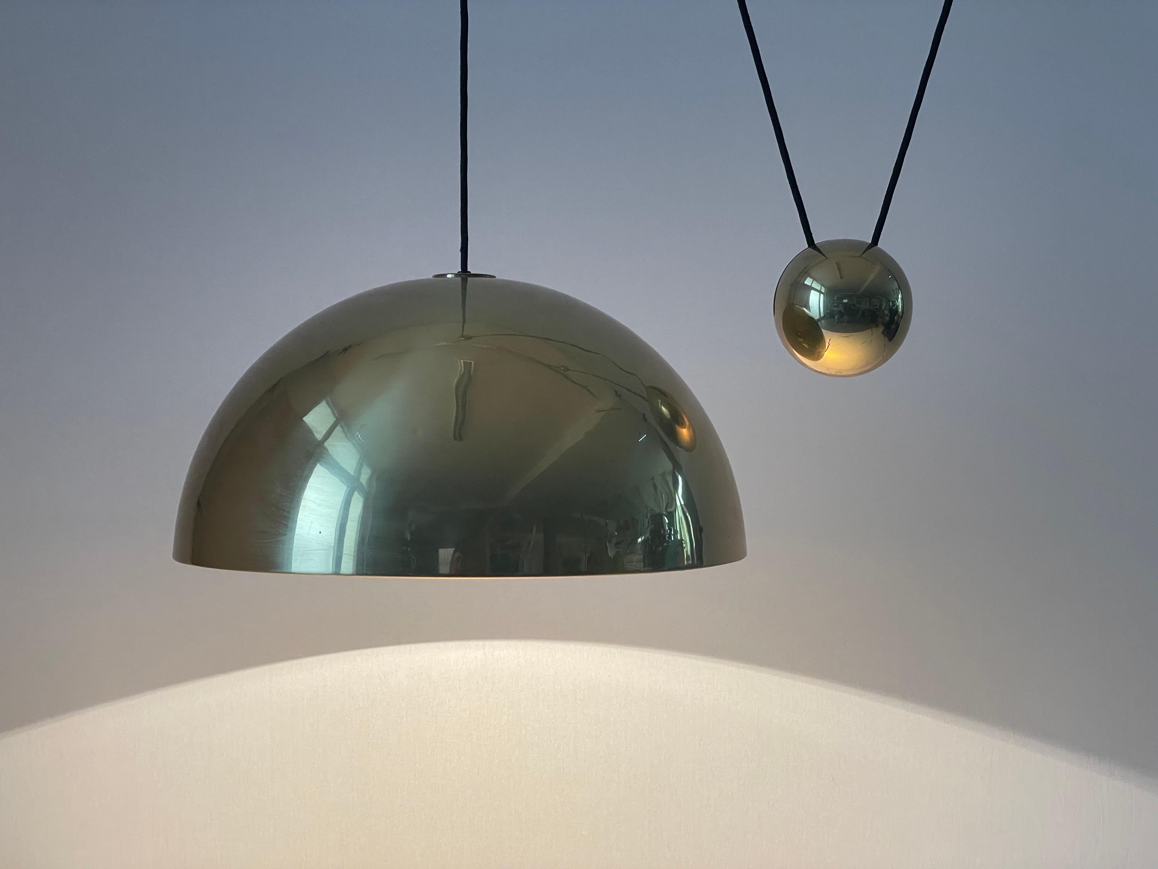 Lampada a sospensione a contrappeso in ottone di Florian Schulz, anni '70, Germania in vendita 4