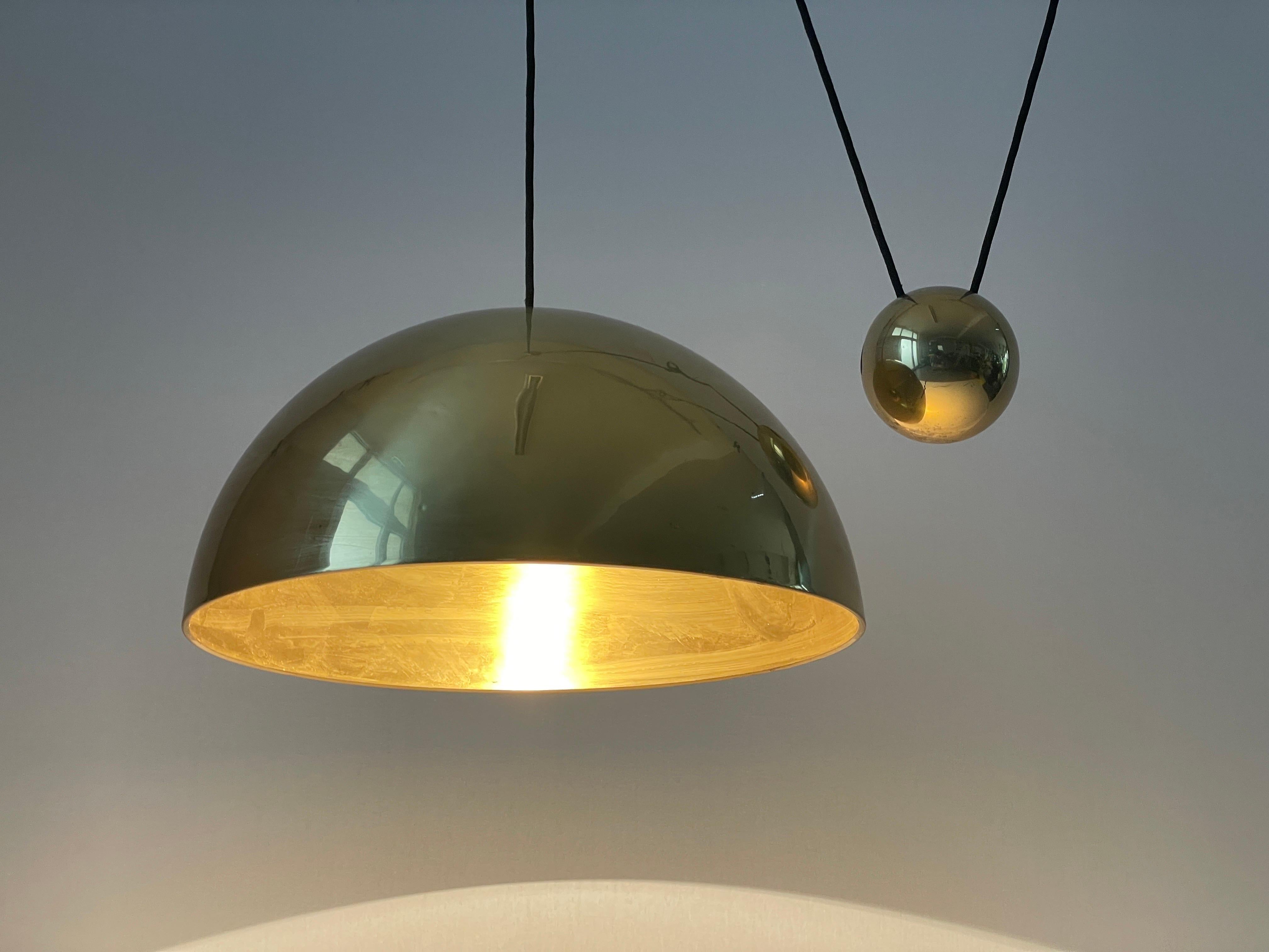 Lampada a sospensione a contrappeso in ottone di Florian Schulz, anni '70, Germania in vendita 5