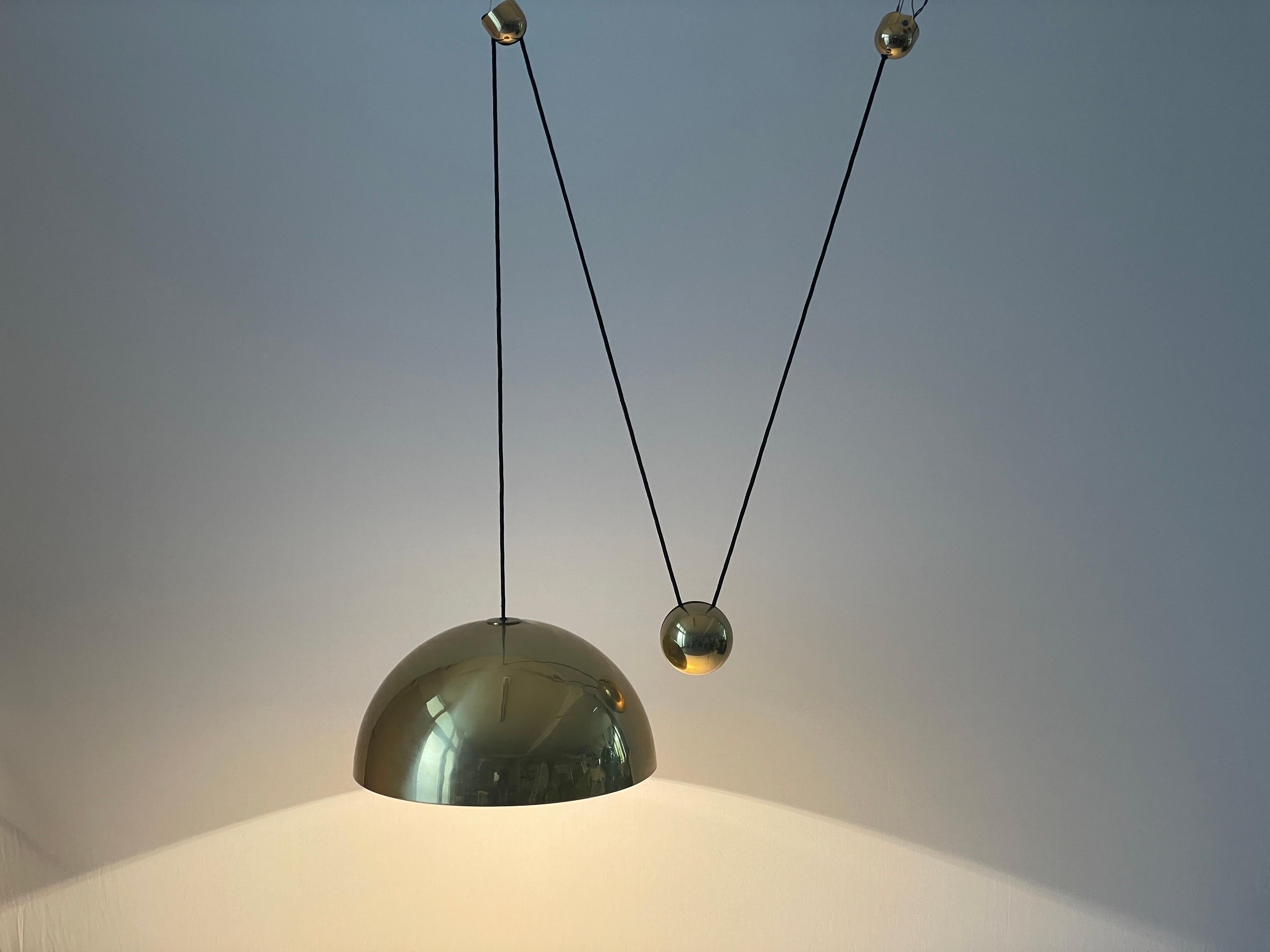 Lampada a sospensione a contrappeso in ottone di Florian Schulz, anni '70, Germania in vendita 6
