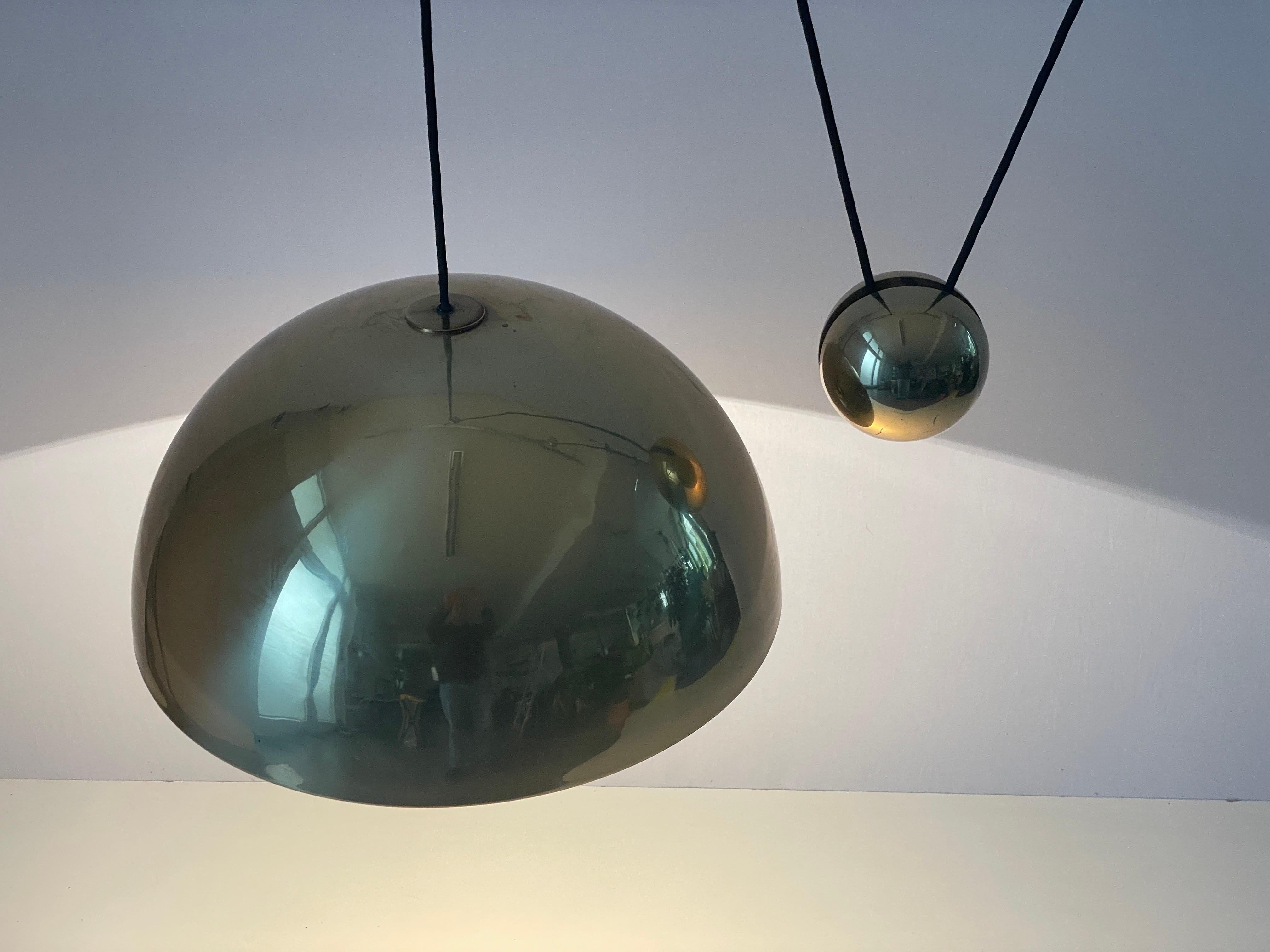 Lampada a sospensione a contrappeso in ottone di Florian Schulz, anni '70, Germania in vendita 7