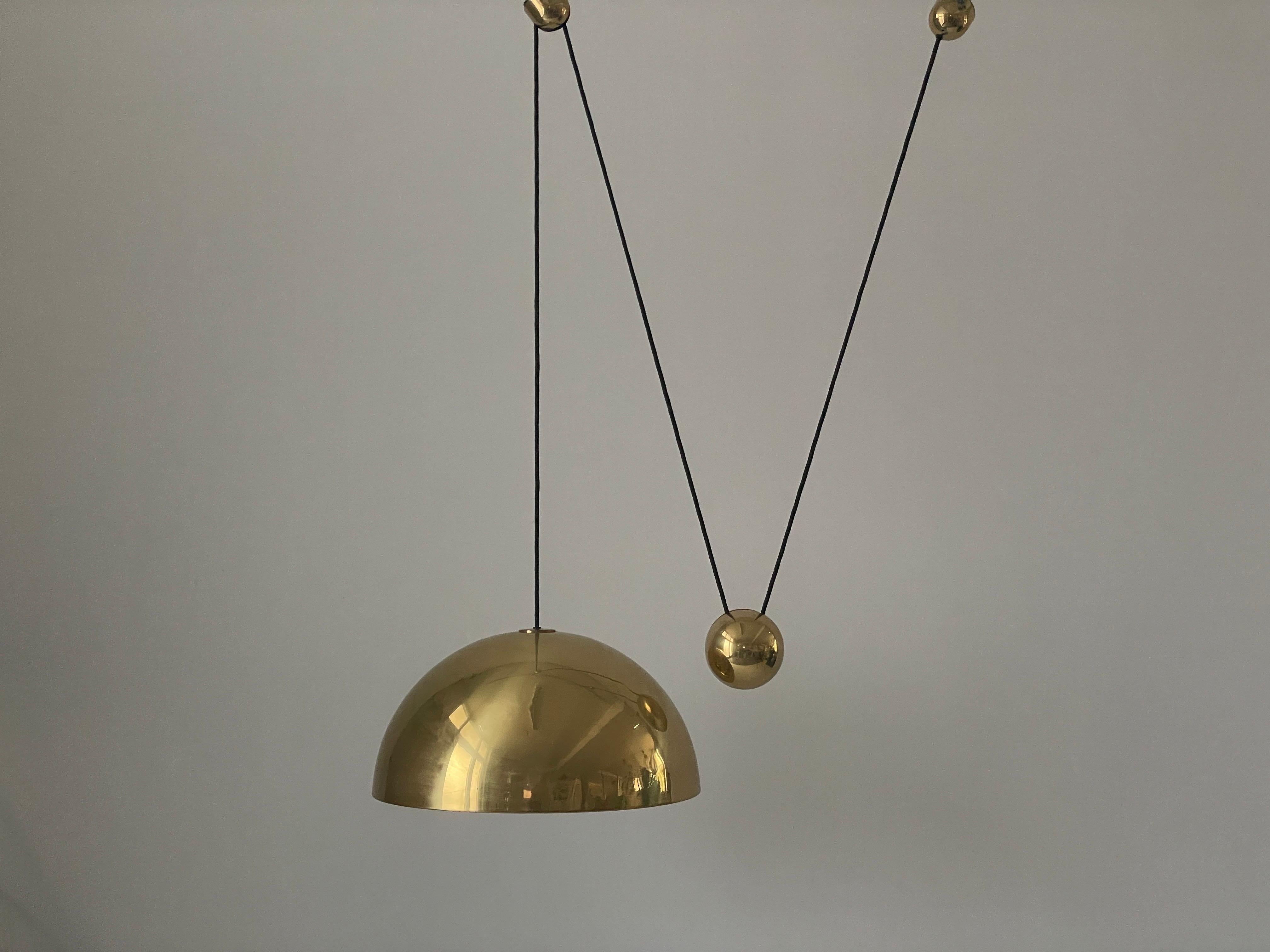Lampada a sospensione a contrappeso in ottone di Florian Schulz, anni '70, Germania

Il paralume è in ottime condizioni vintage.

Questa lampada funziona con lampadine E27. 
Cablato e adatto all'uso con 220V e 110V per tutti i