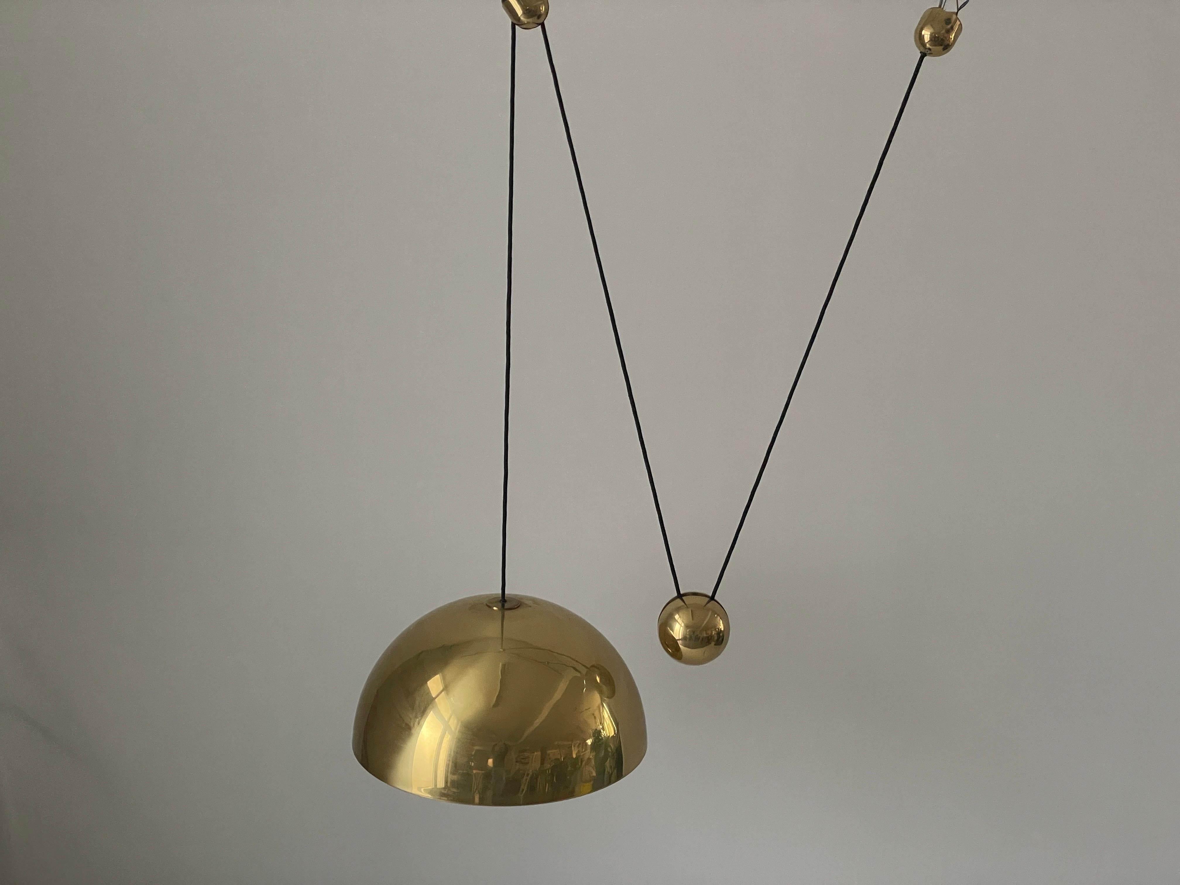 Mid-Century moderno Lampada a sospensione a contrappeso in ottone di Florian Schulz, anni '70, Germania in vendita