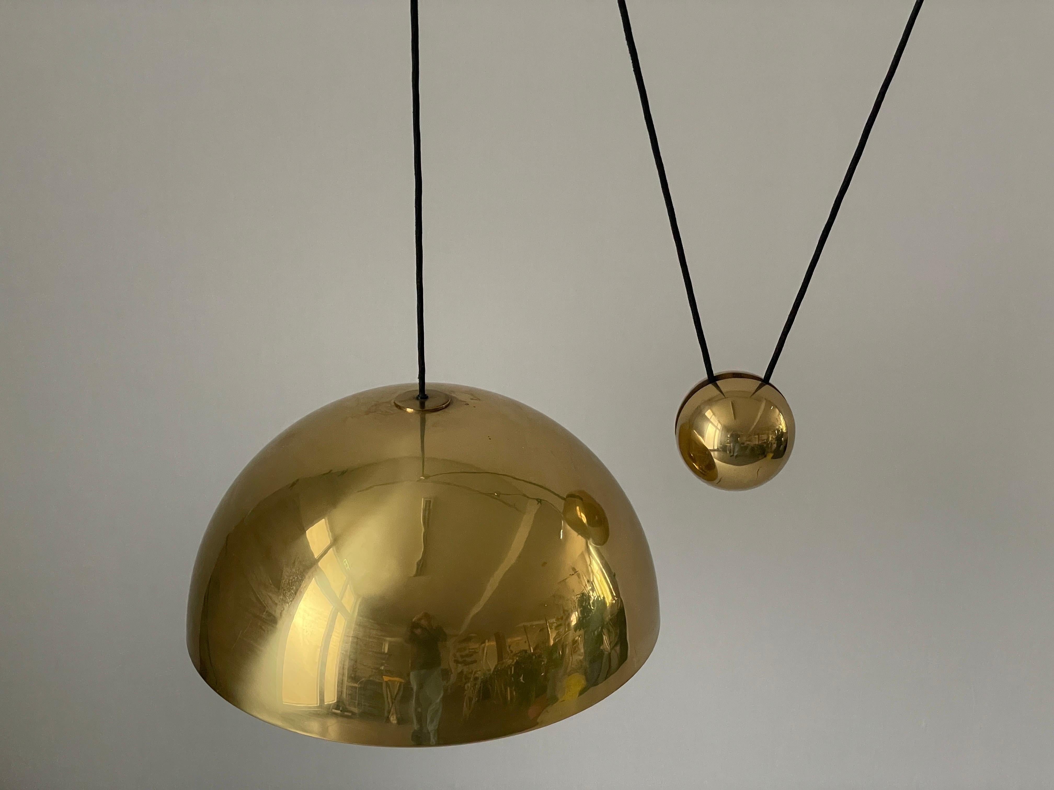 Lampada a sospensione a contrappeso in ottone di Florian Schulz, anni '70, Germania In condizioni buone in vendita a Hagenbach, DE