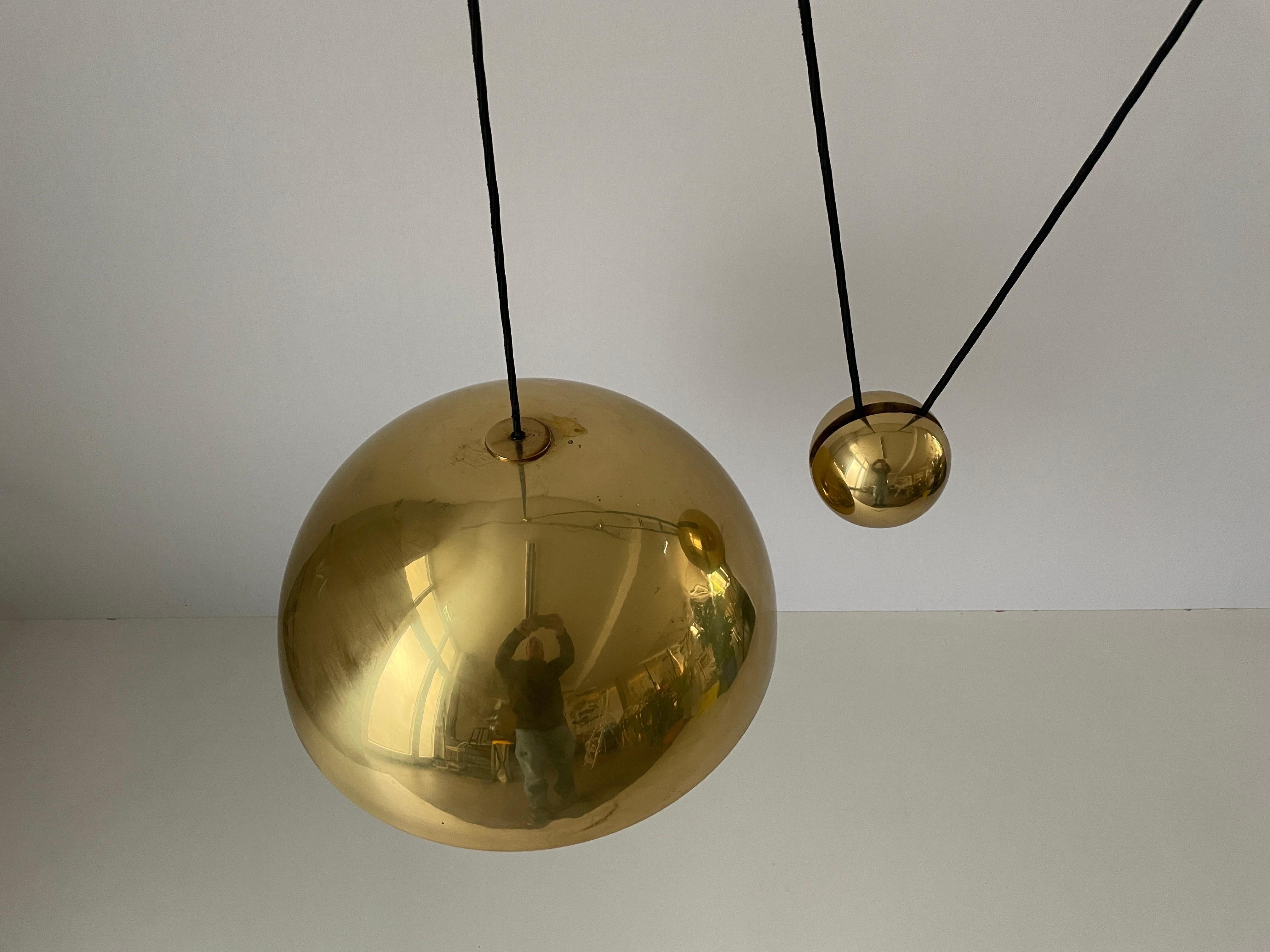 Fine XX secolo Lampada a sospensione a contrappeso in ottone di Florian Schulz, anni '70, Germania in vendita