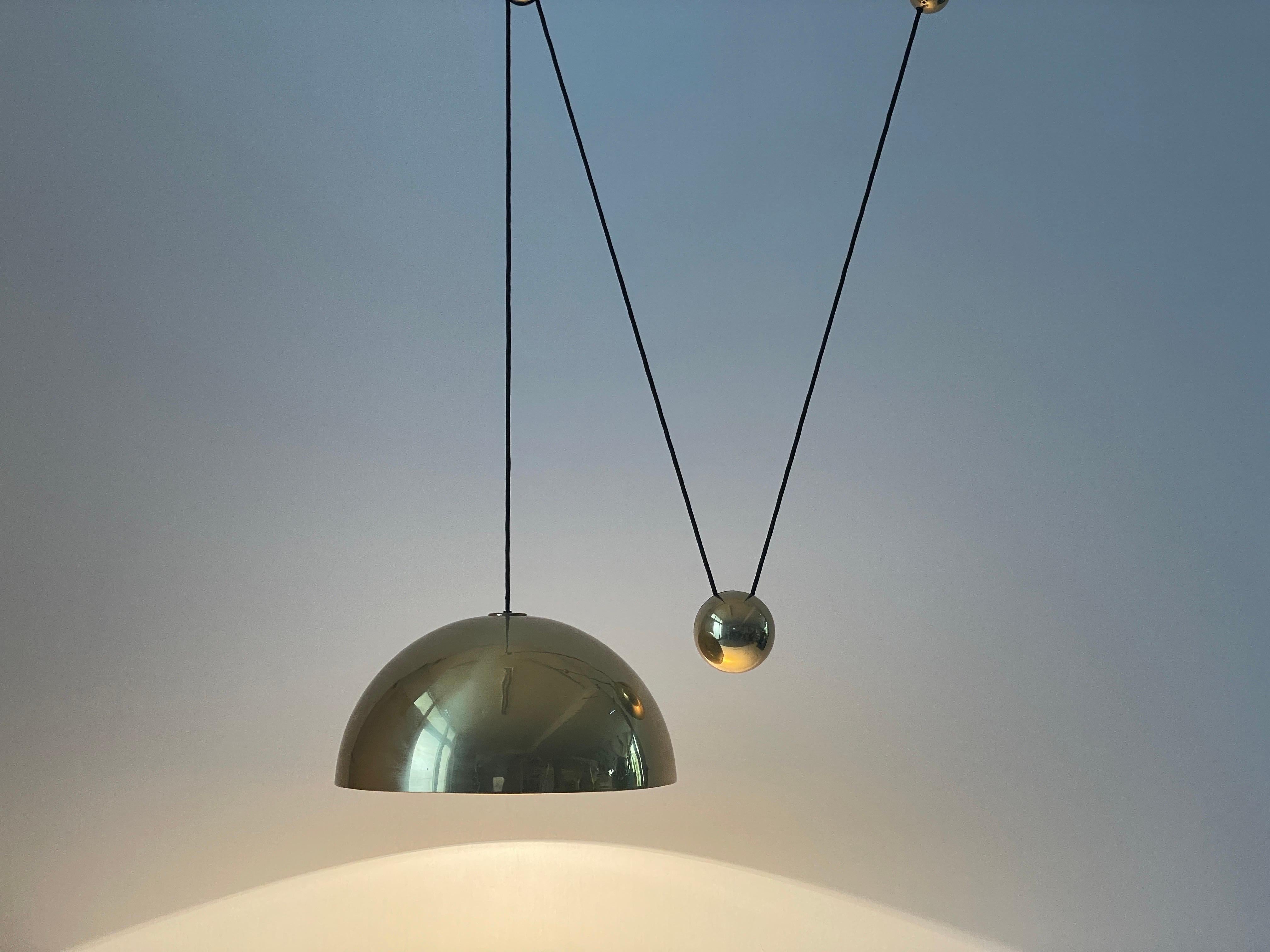 Lampada a sospensione a contrappeso in ottone di Florian Schulz, anni '70, Germania in vendita 2