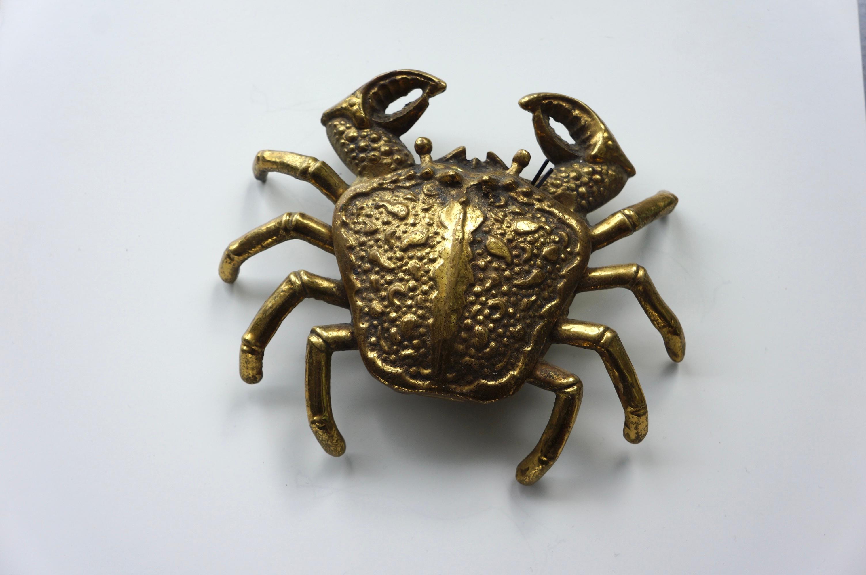 Objet décoratif et cendrier en laiton en forme de crabe. Il s'agit d'une finition en laiton avec une belle patine naturelle. La tête et le corps du crabe sont ornés de détails. Le corps est muni d'un couvercle et peut être ouvert et fermé.