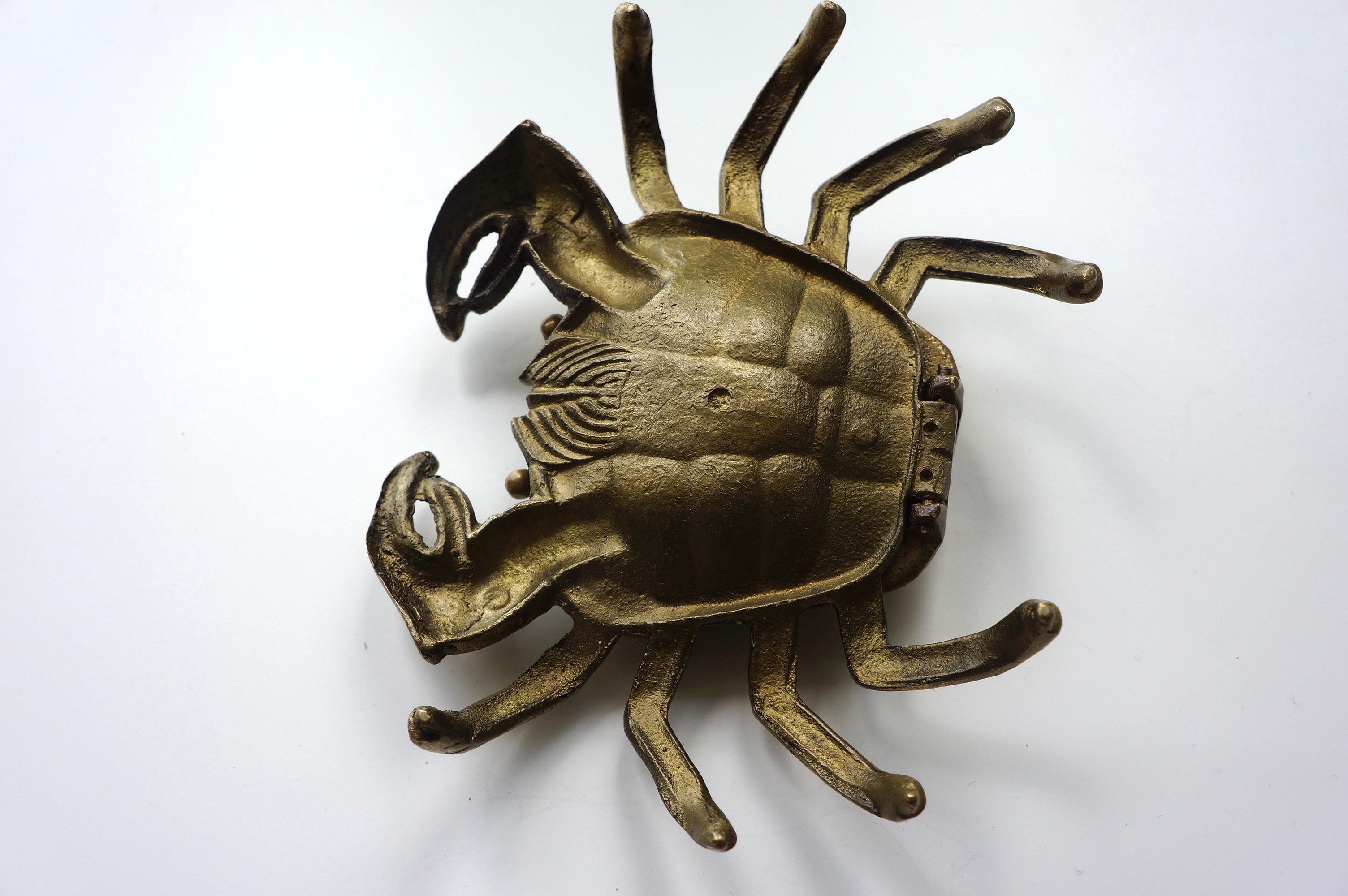 Dekoratives Objekt und Aschenbecher in Form einer Krabbe aus Messing  (Unbekannt)