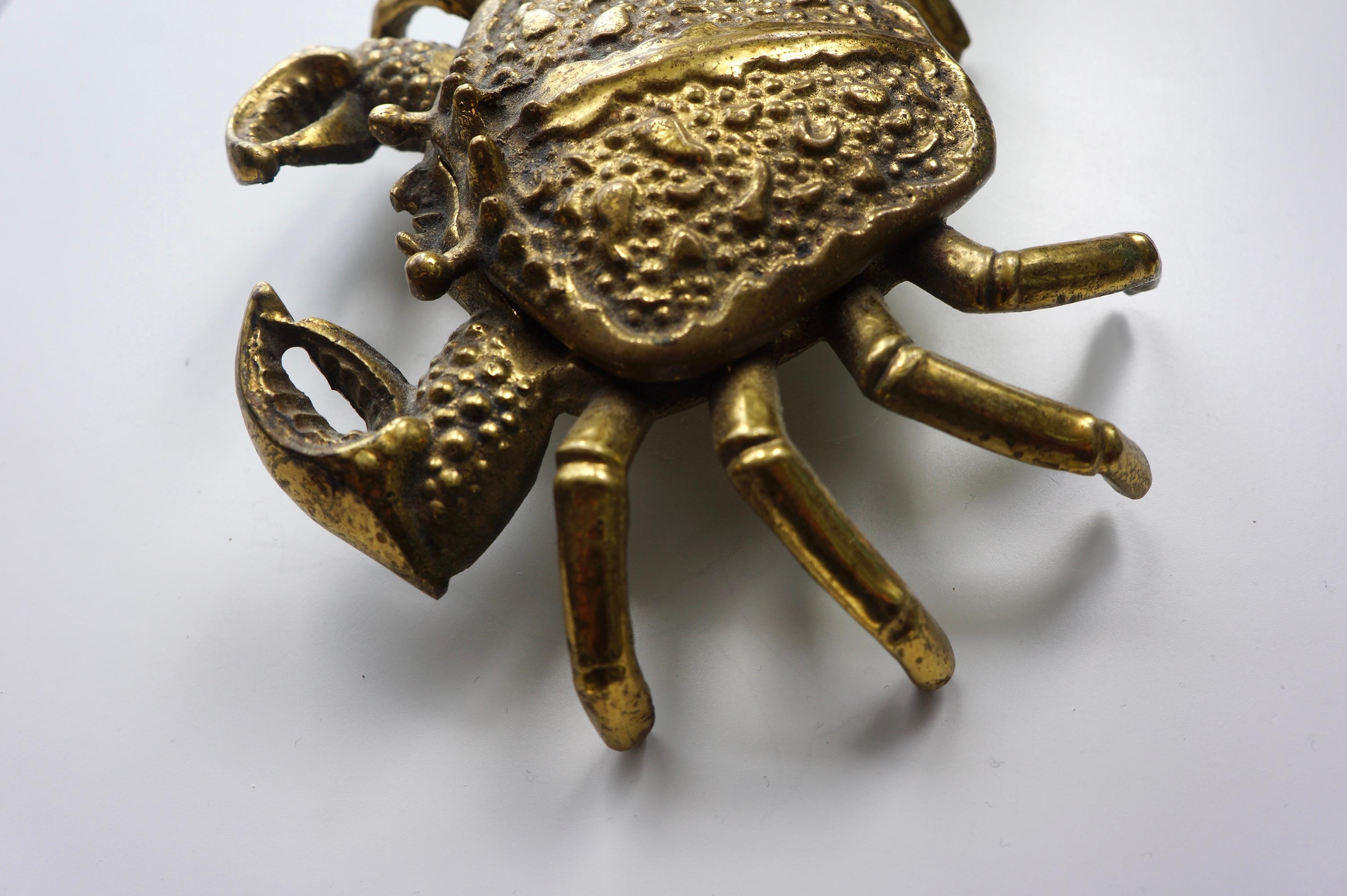 Dekoratives Objekt und Aschenbecher in Form einer Krabbe aus Messing  (Patiniert)