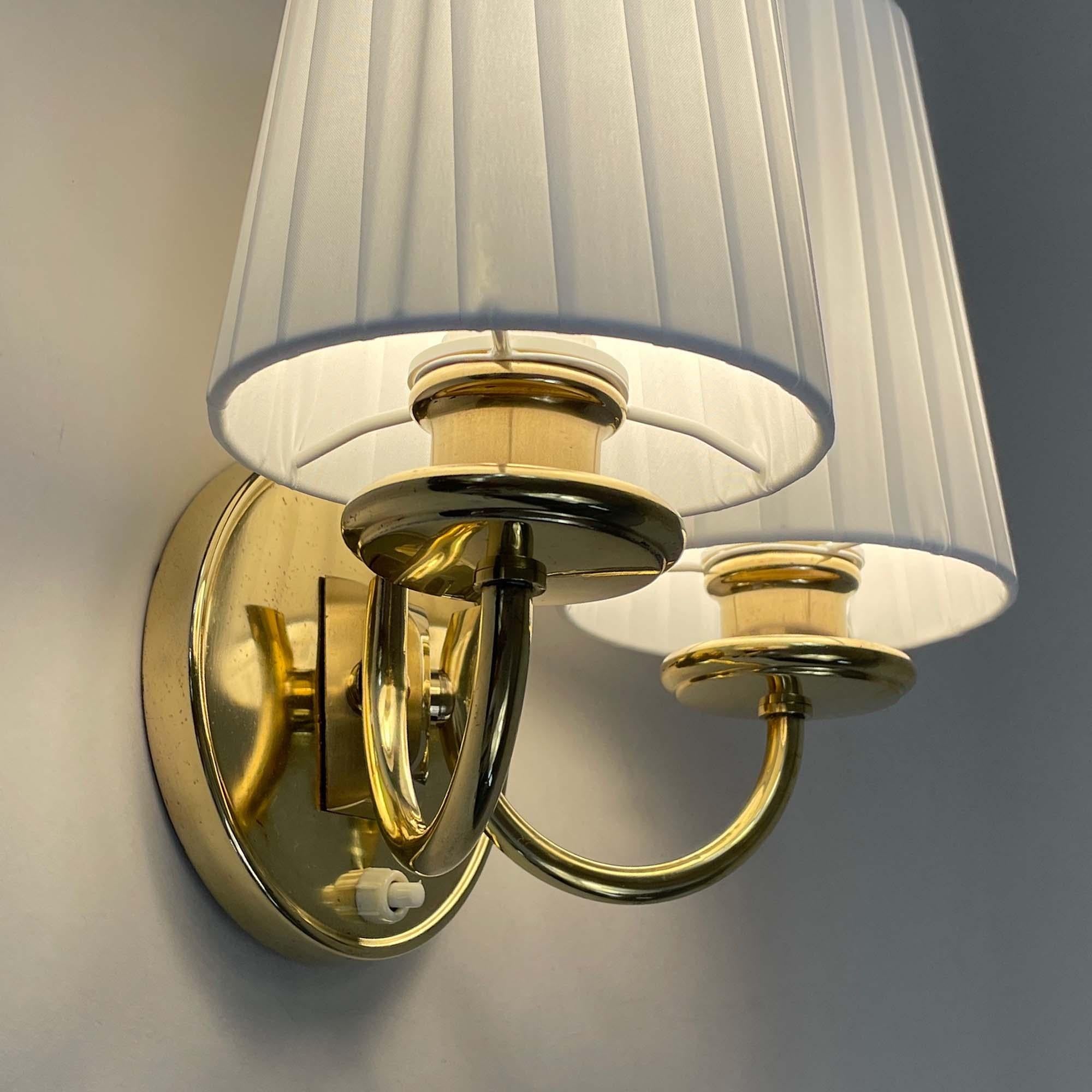 Lampada da parete in ottone e tessuto color crema, Svezia, anni '40 in vendita 3
