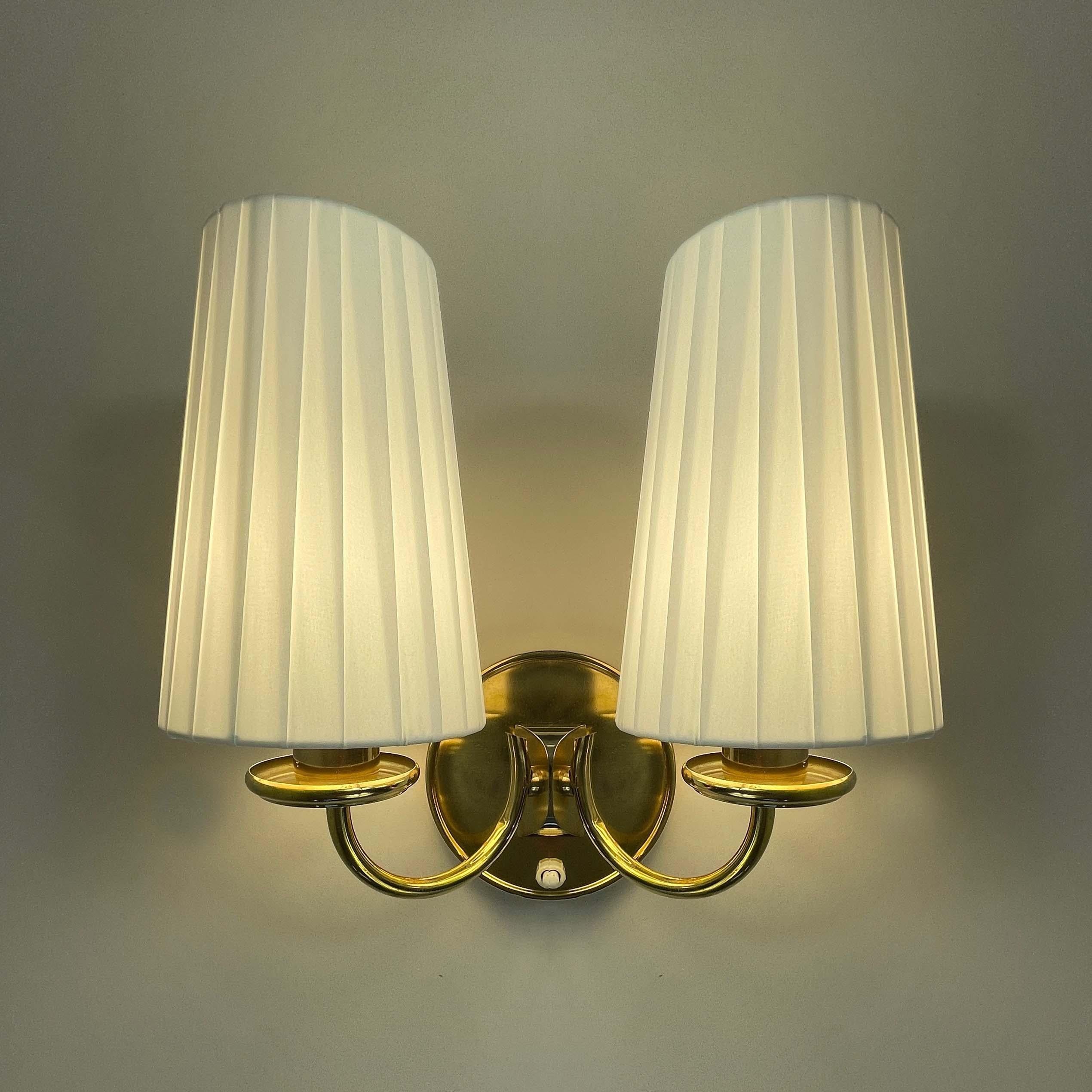 Art Déco Lampada da parete in ottone e tessuto color crema, Svezia, anni '40 in vendita
