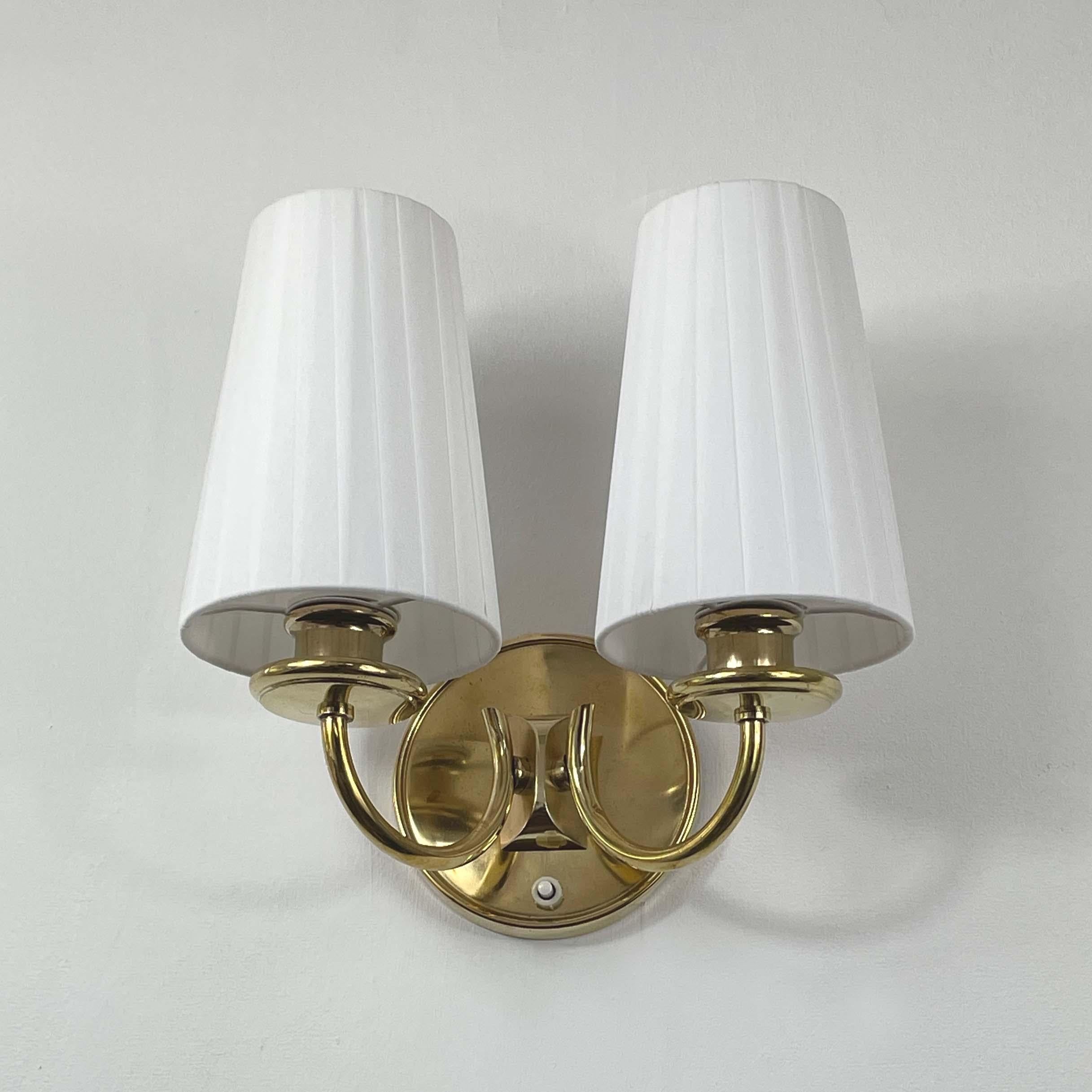 Svedese Lampada da parete in ottone e tessuto color crema, Svezia, anni '40 in vendita