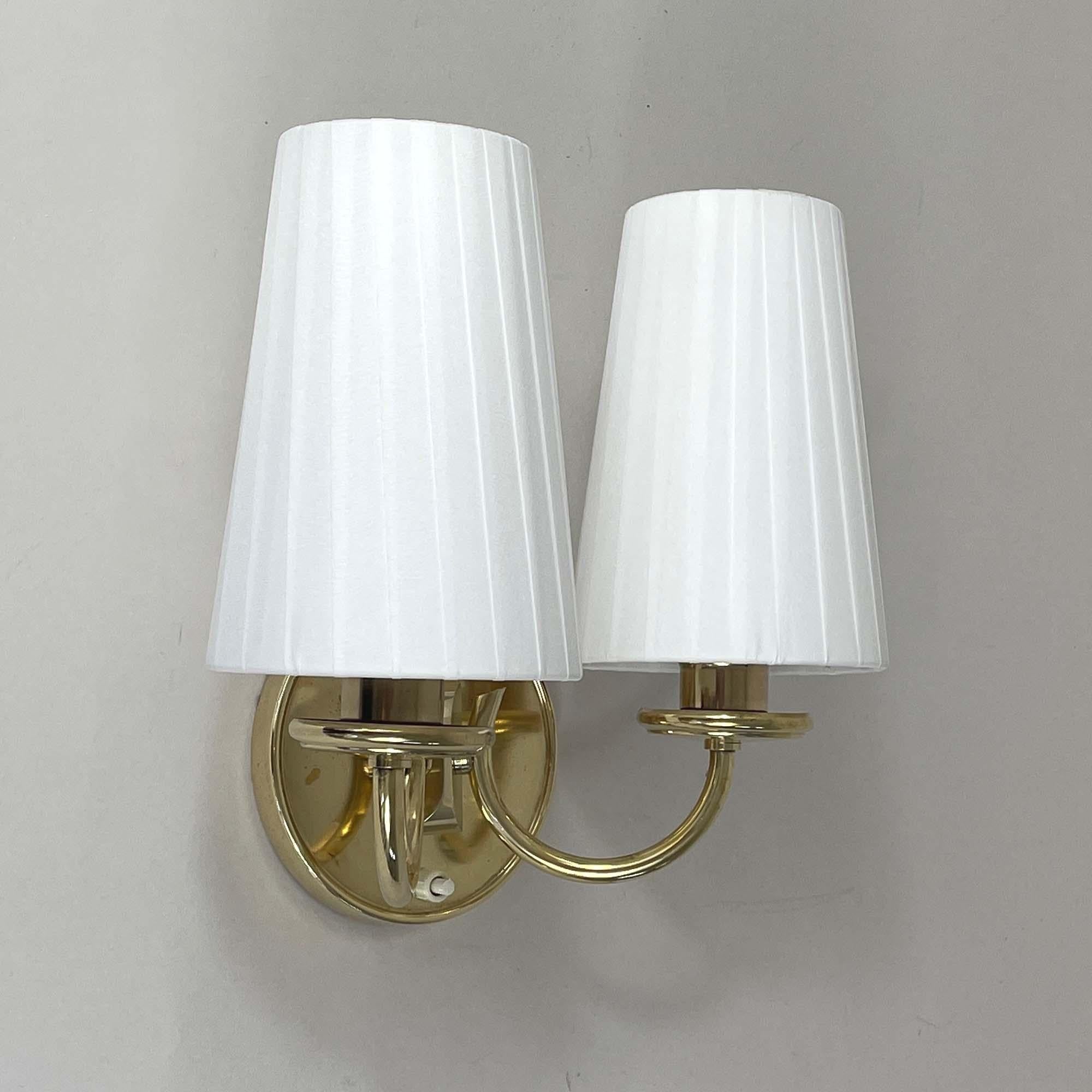 Lampada da parete in ottone e tessuto color crema, Svezia, anni '40 In condizioni buone in vendita a NUEMBRECHT, NRW