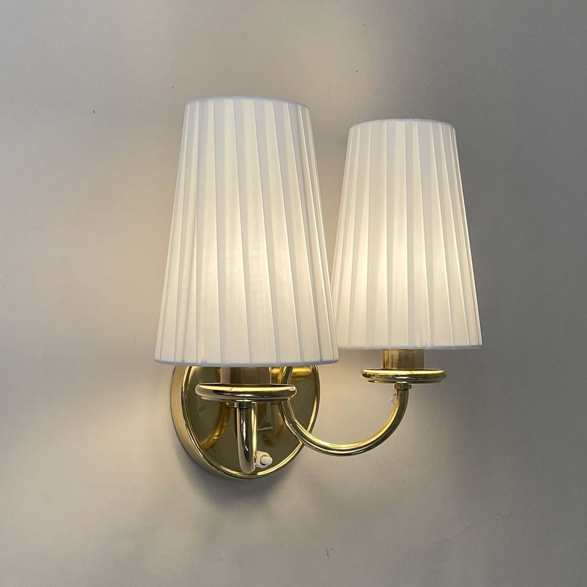 Metà XX secolo Lampada da parete in ottone e tessuto color crema, Svezia, anni '40 in vendita