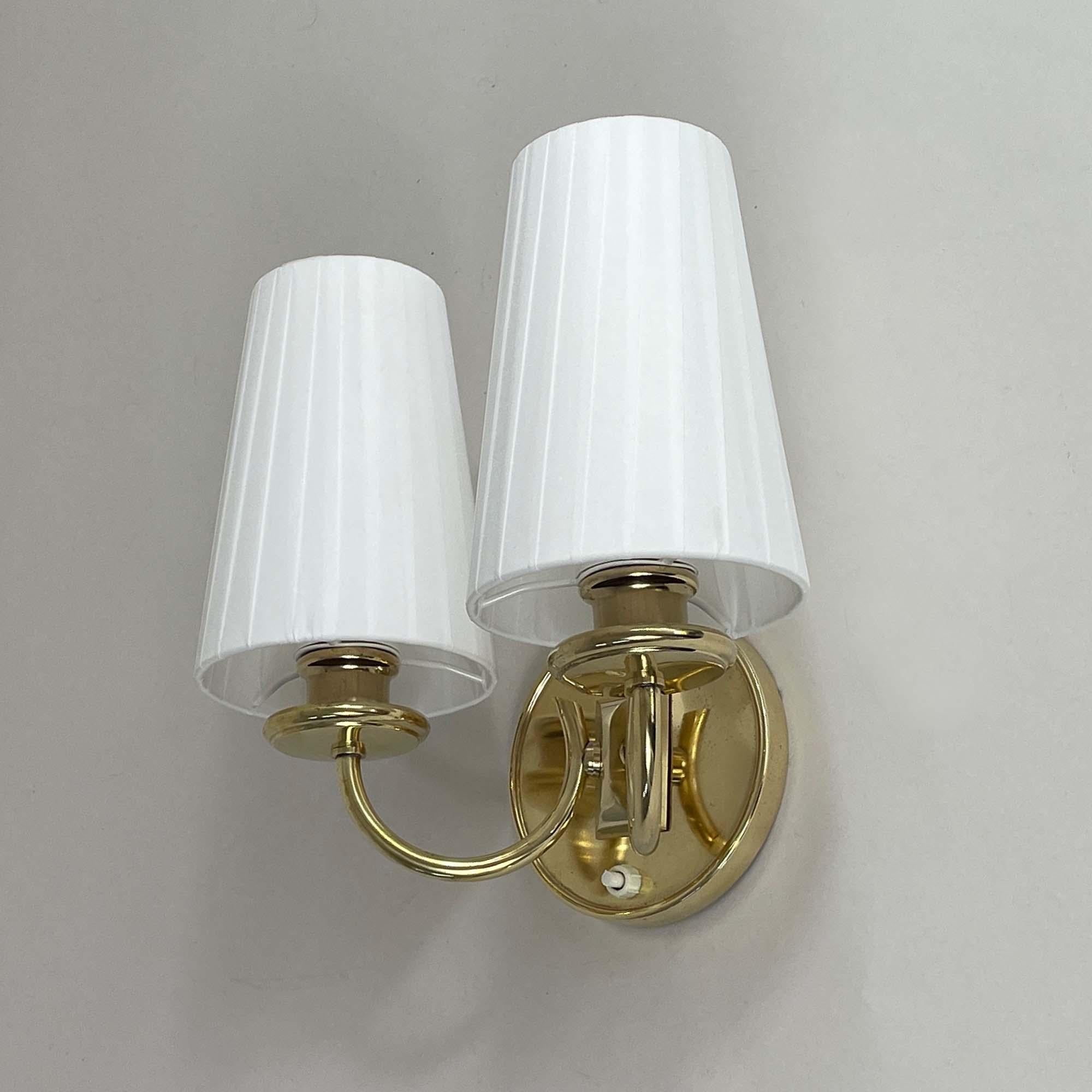 Ottone Lampada da parete in ottone e tessuto color crema, Svezia, anni '40 in vendita