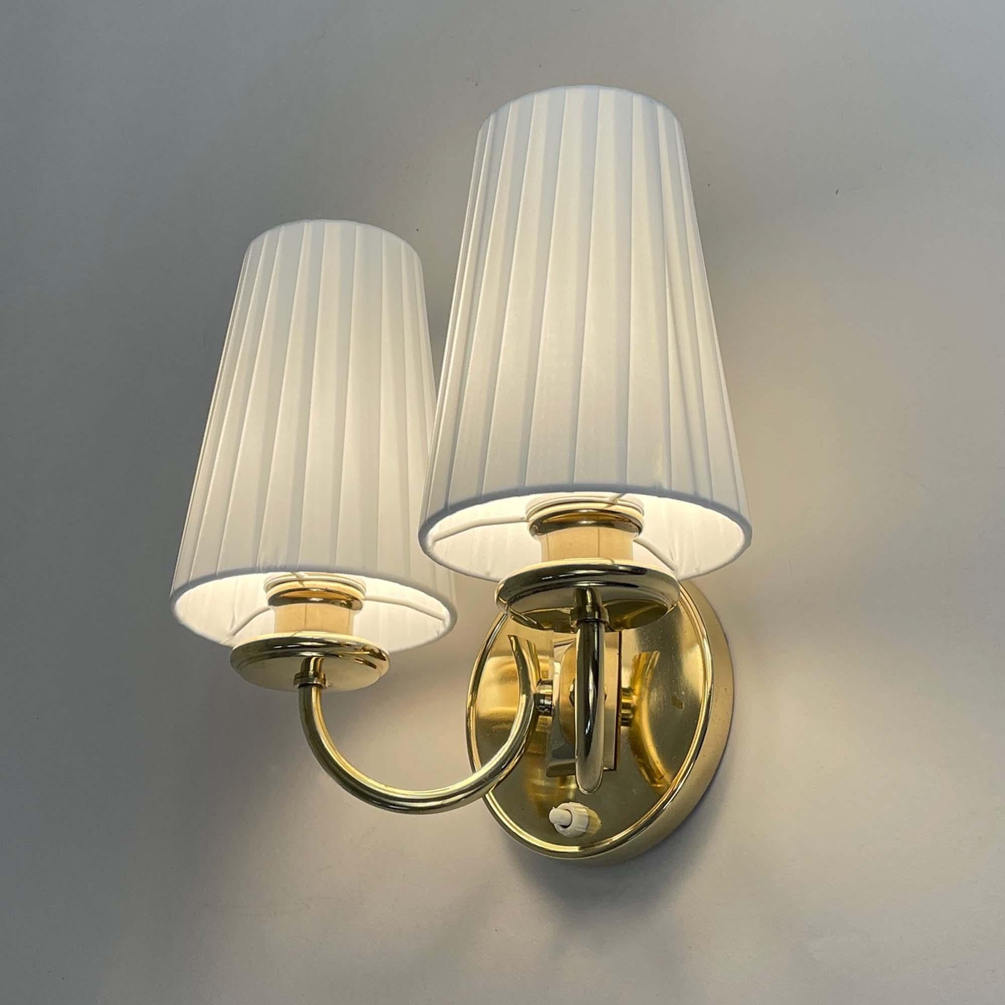 Lampada da parete in ottone e tessuto color crema, Svezia, anni '40 in vendita 1