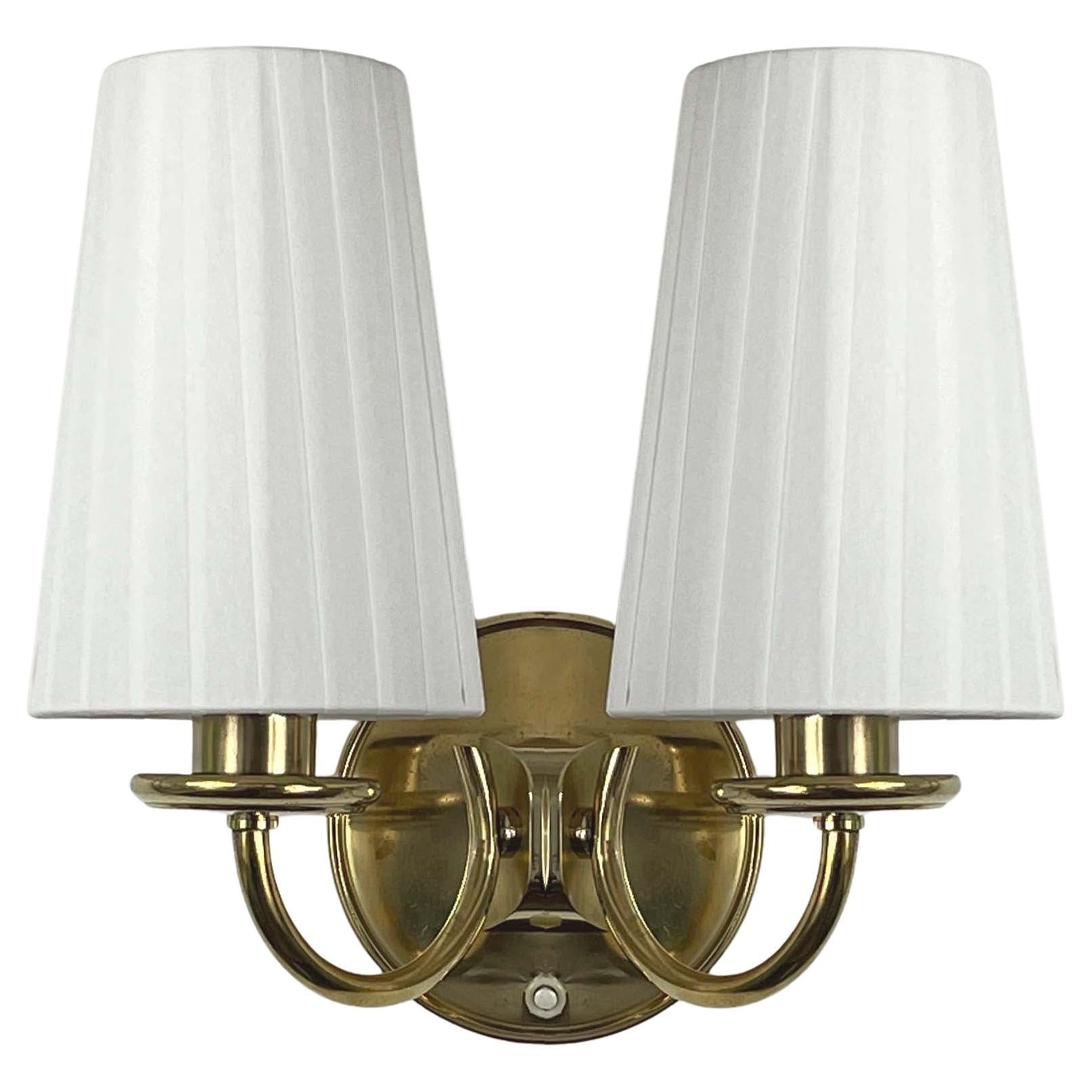 Lampada da parete in ottone e tessuto color crema, Svezia, anni '40 in vendita
