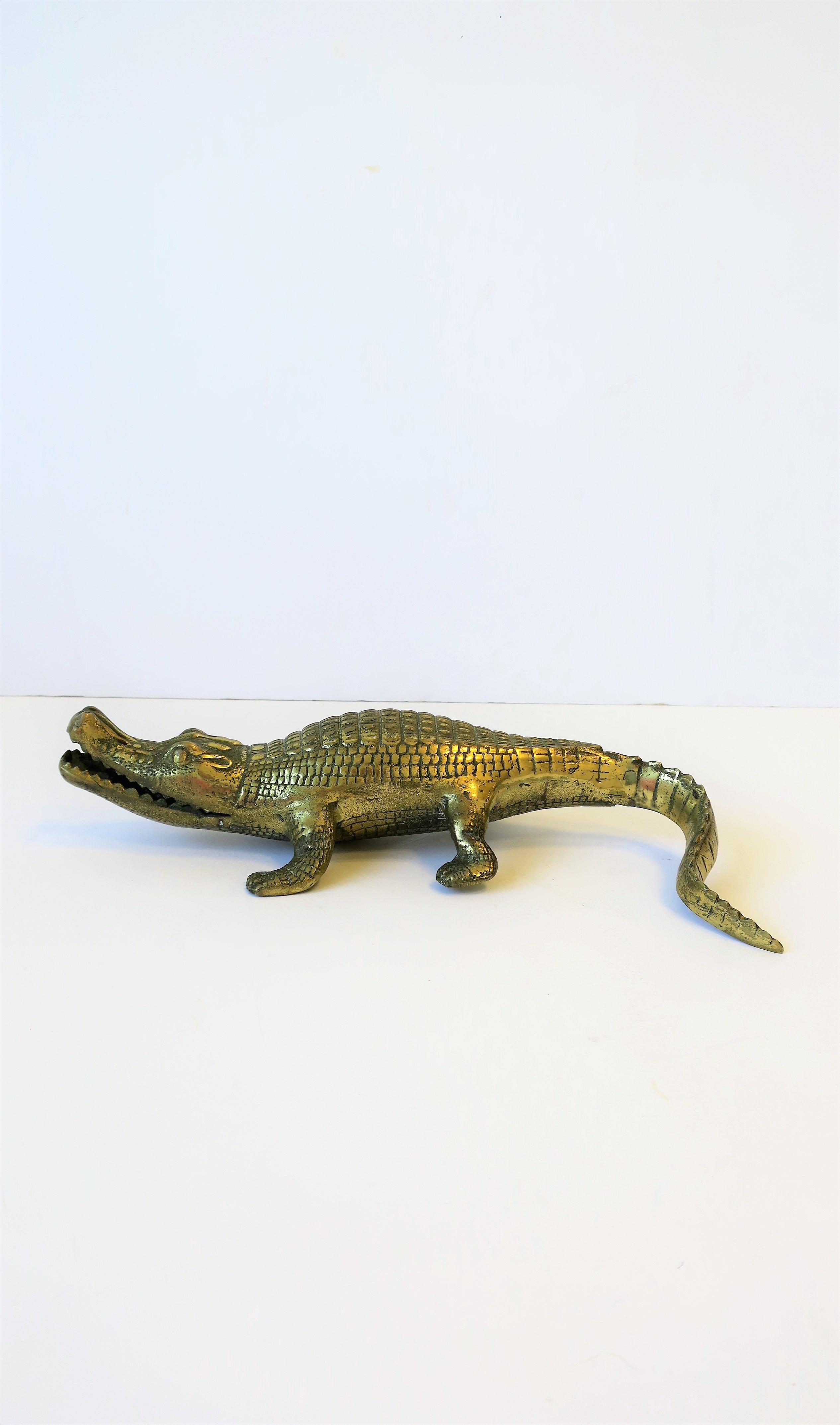 A substantial and well defined brass crocodile or alligator animal sculpture/decorative object. 

Piece measures: 2.75 in. H x 5.5 in. D x 13 in. Long

Lucite/Acrylic side or drinks table featured is also available; search 1stdibs ID #: