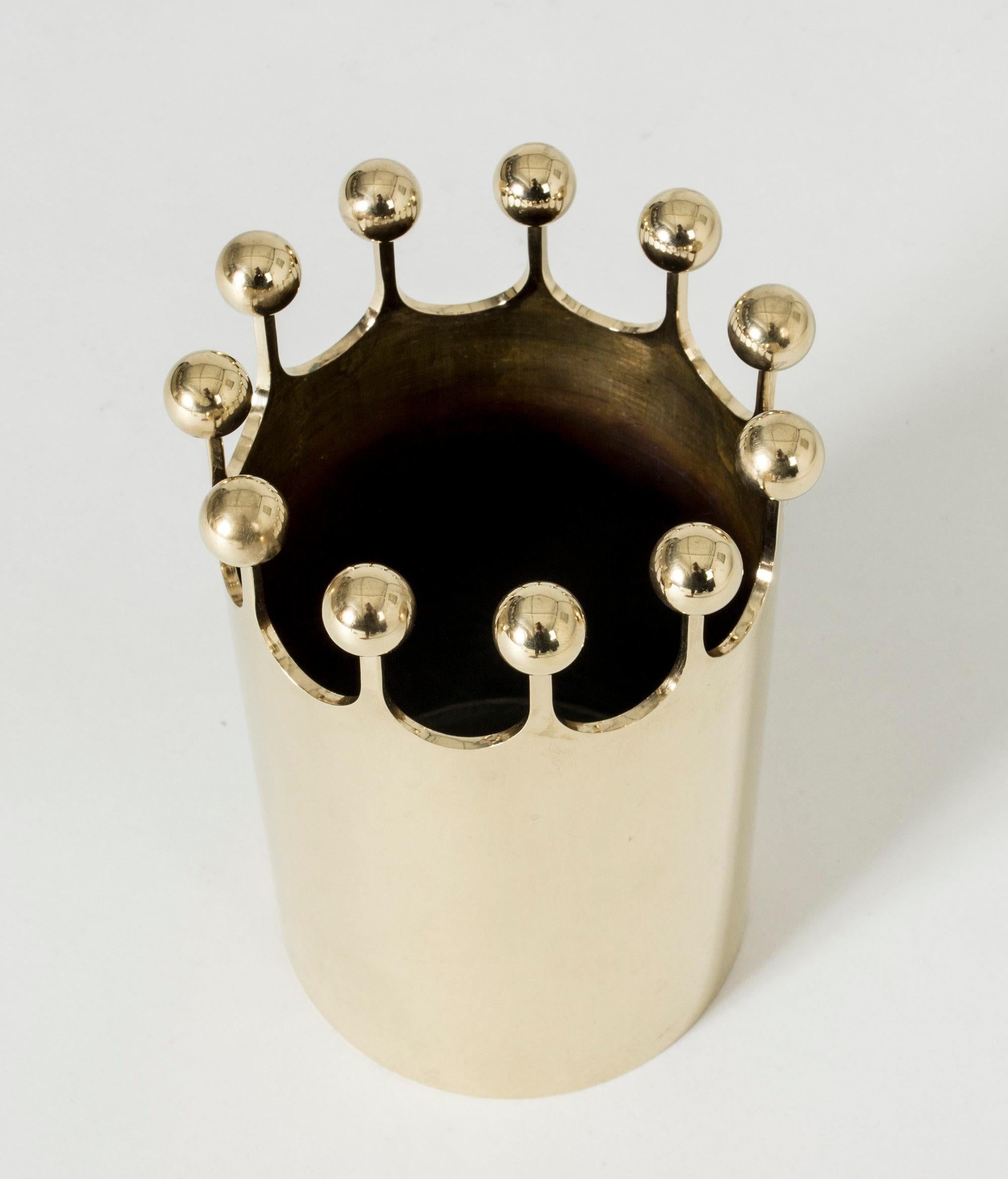 crown vase