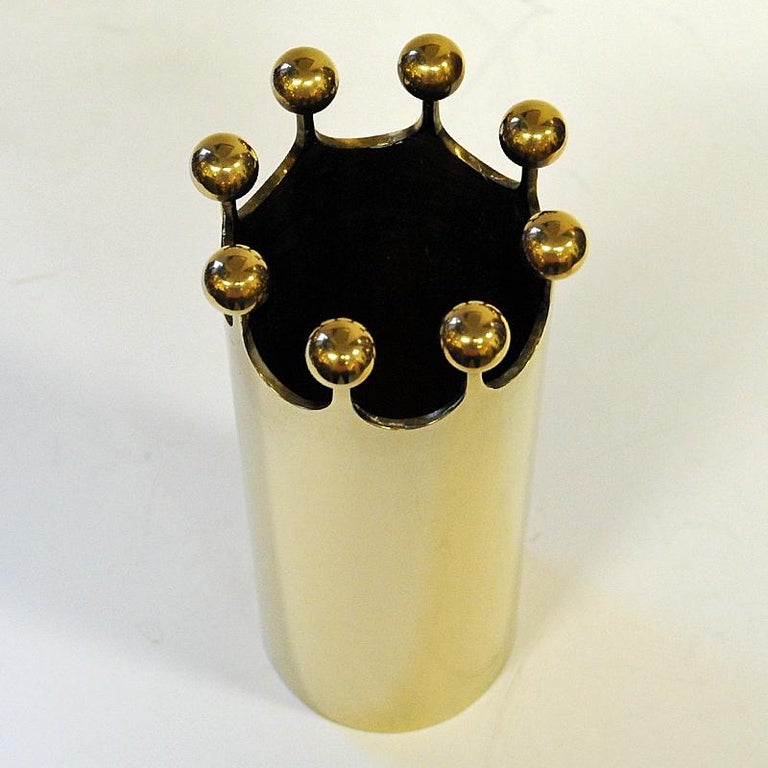 Stunning and solid crown vase of brass by Pierre Forsell for Skultuna, Sweden, 1950s. This lovely flower vase has eight decorative crown points and is signed with Skultuna 1607 and Pierre Forsells signature. Sweden. Great vase, desk accessorie or